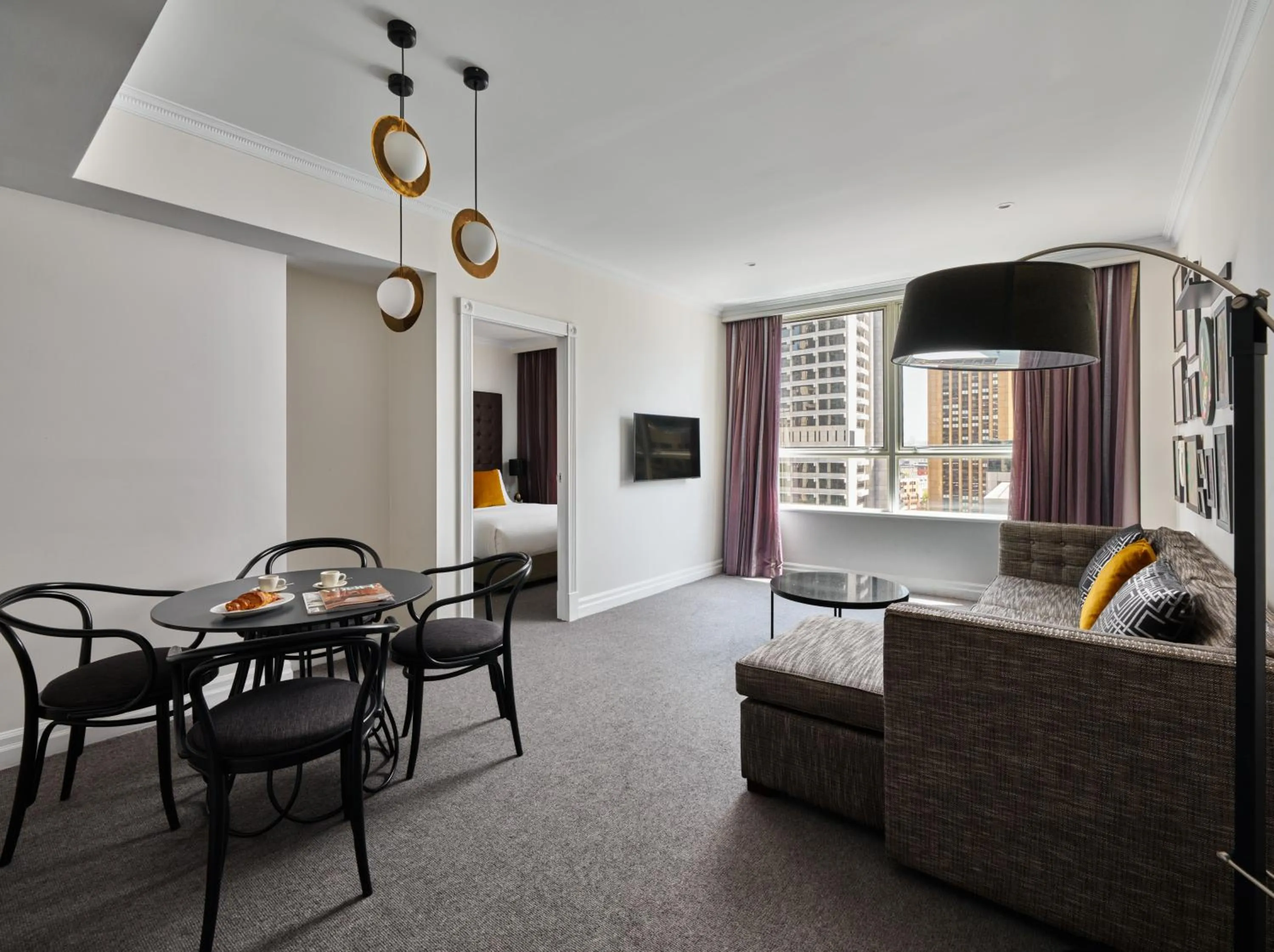 Dining area in Mantra 2 Bond Street