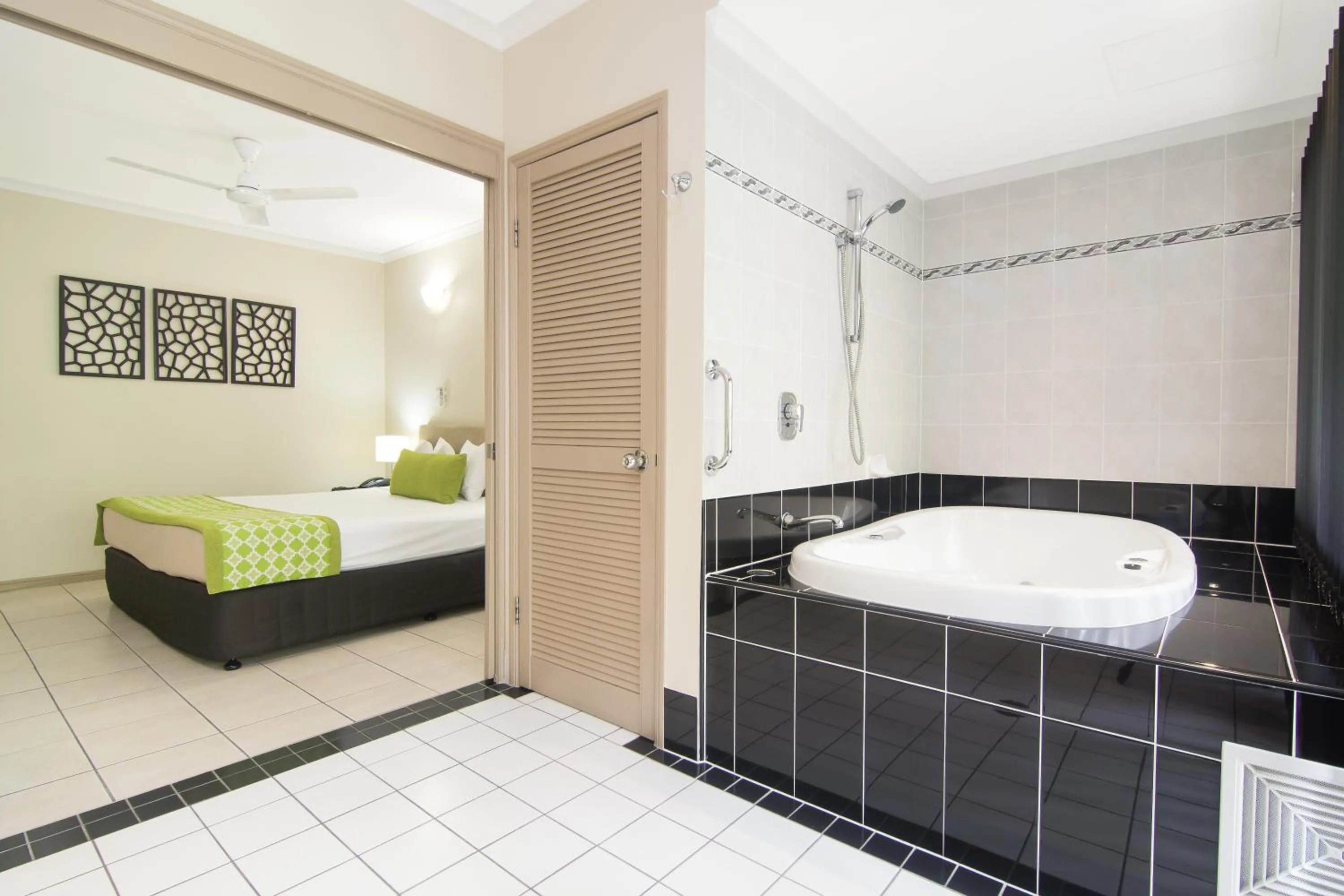 Photo of the whole room, Bed in Regal Port Douglas