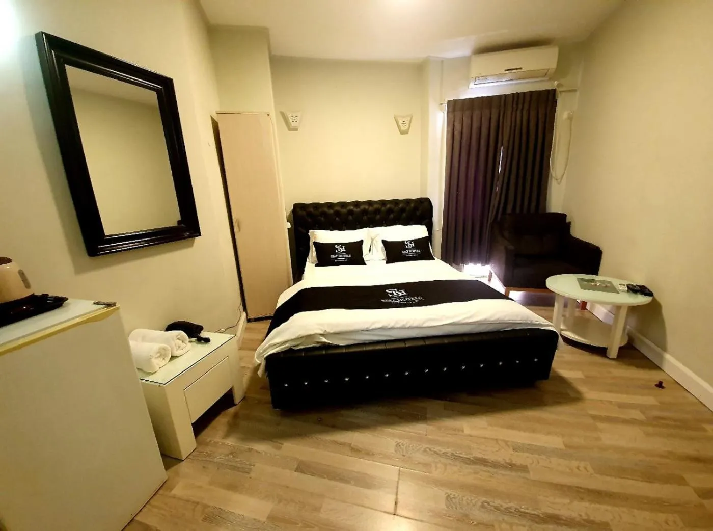 Photo of the whole room, Bed in Spat Beach