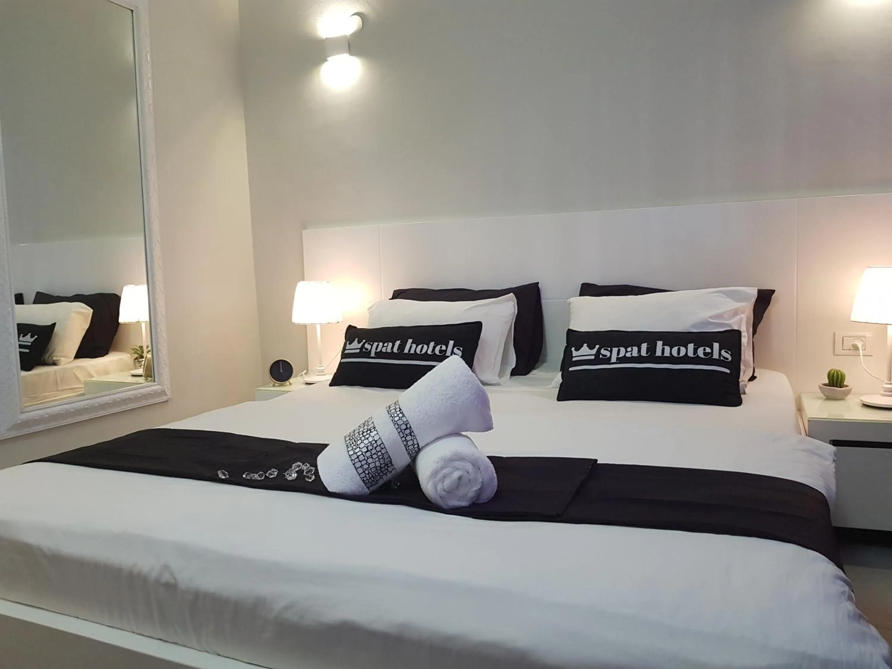 Photo of the whole room, Bed in Spat Beach