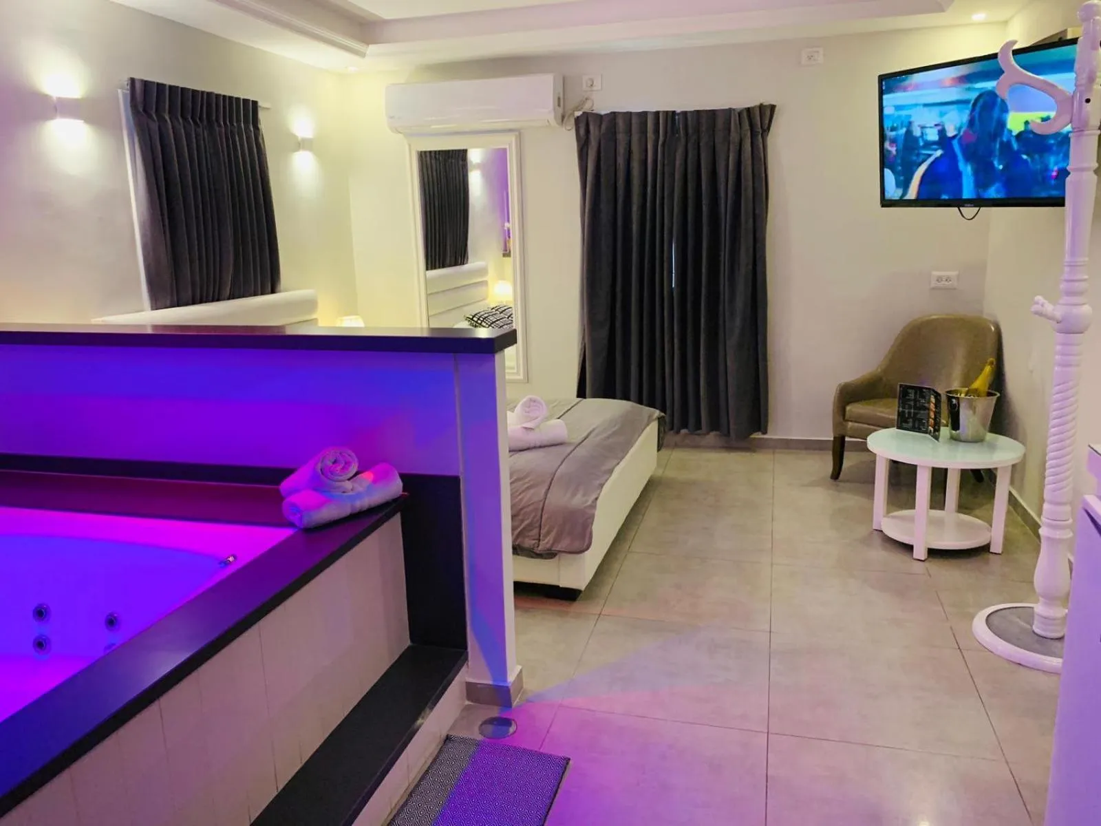 Photo of the whole room, Bed in Spat Beach