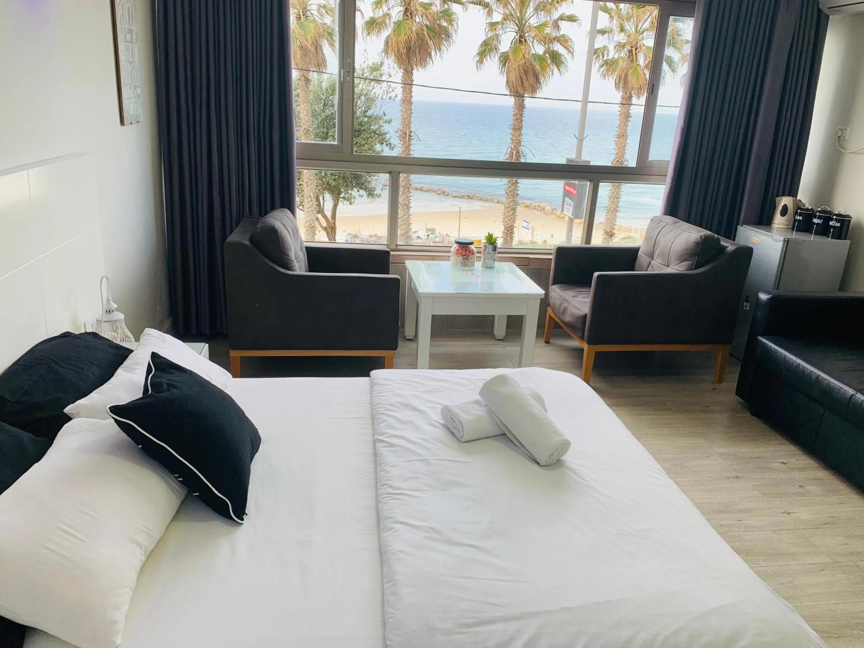 Photo of the whole room, Bed in Spat Beach