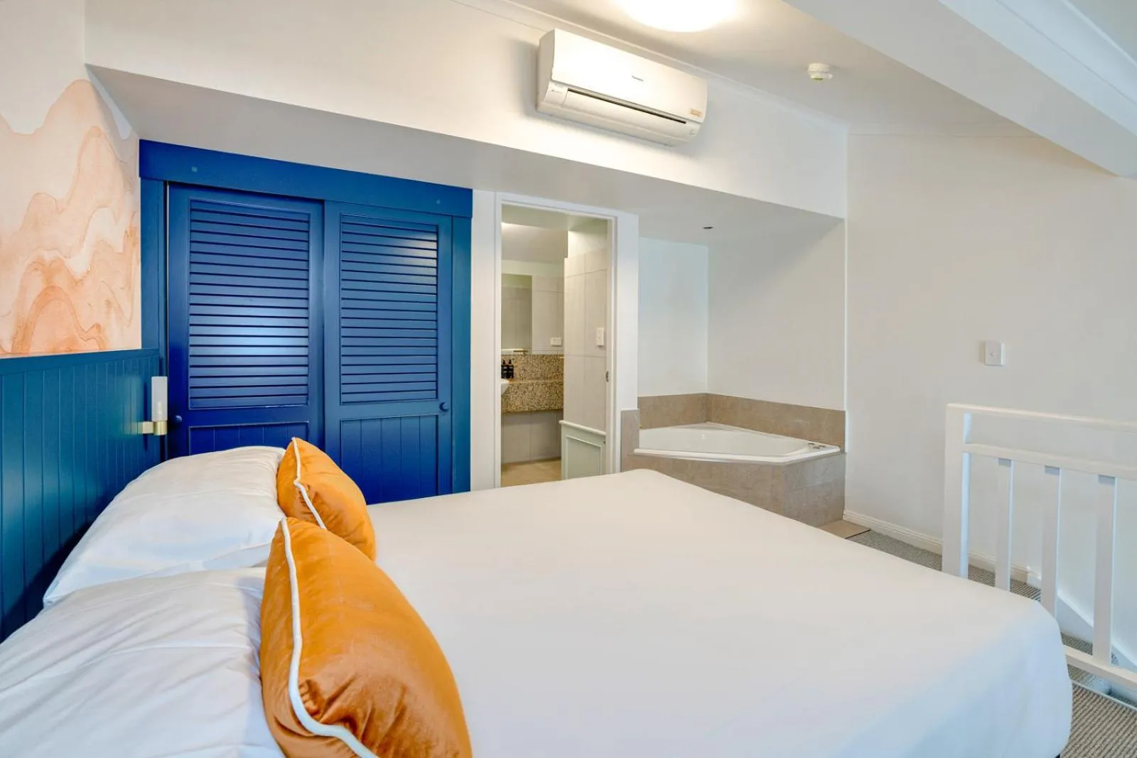 Bed in Mercure Cairns