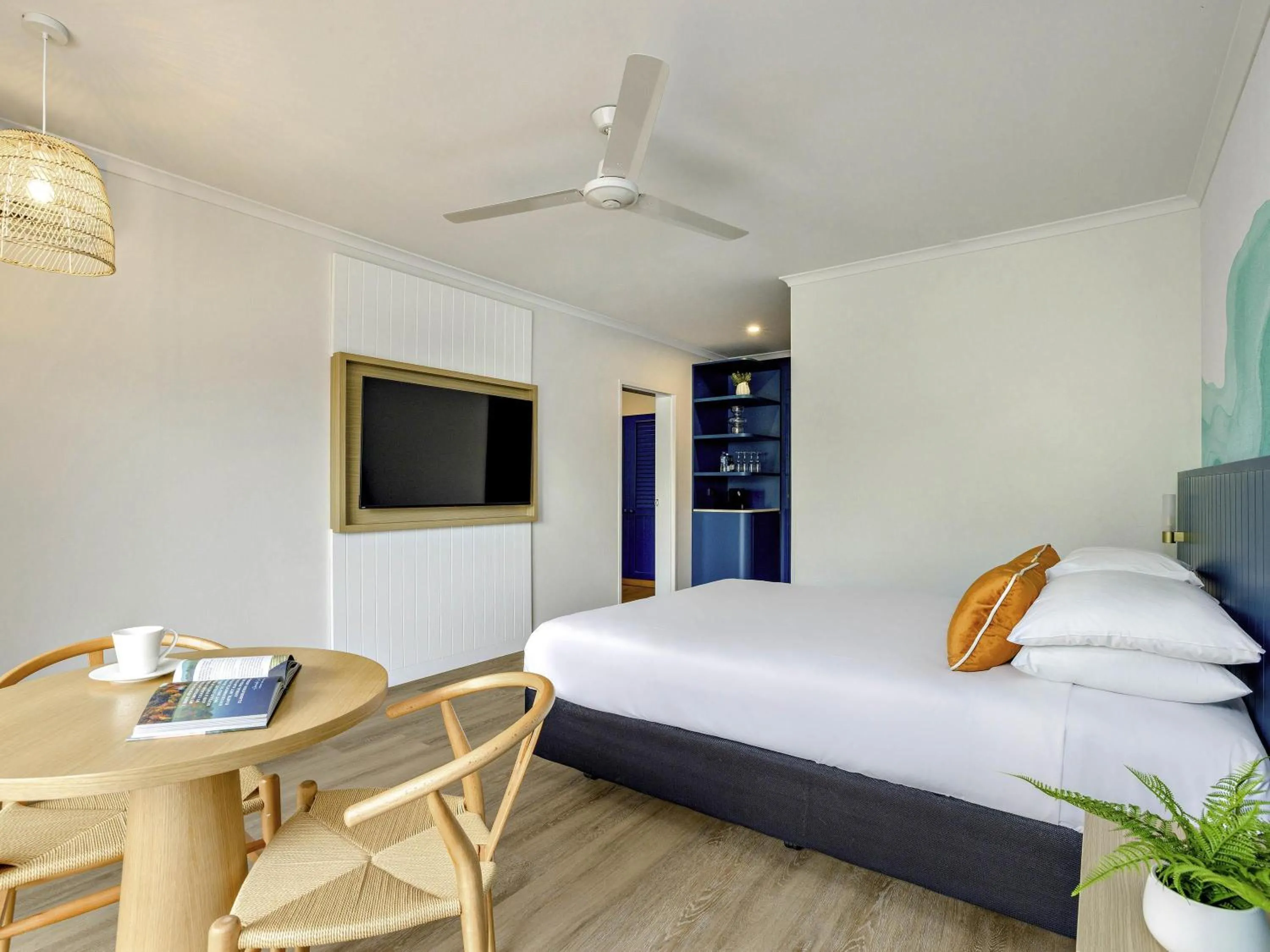 Bedroom, Bed in Mercure Cairns