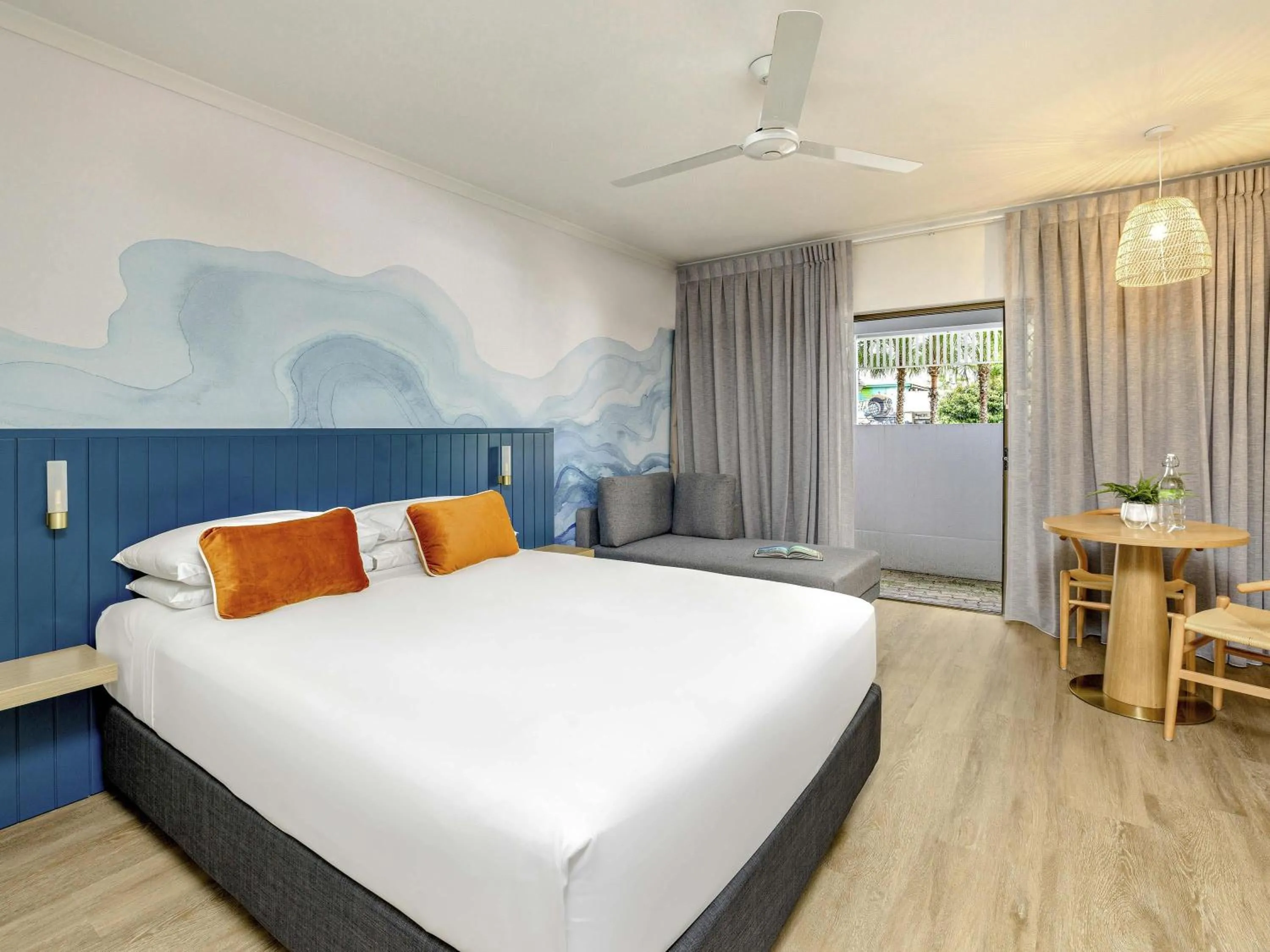 Bedroom, Bed in Mercure Cairns