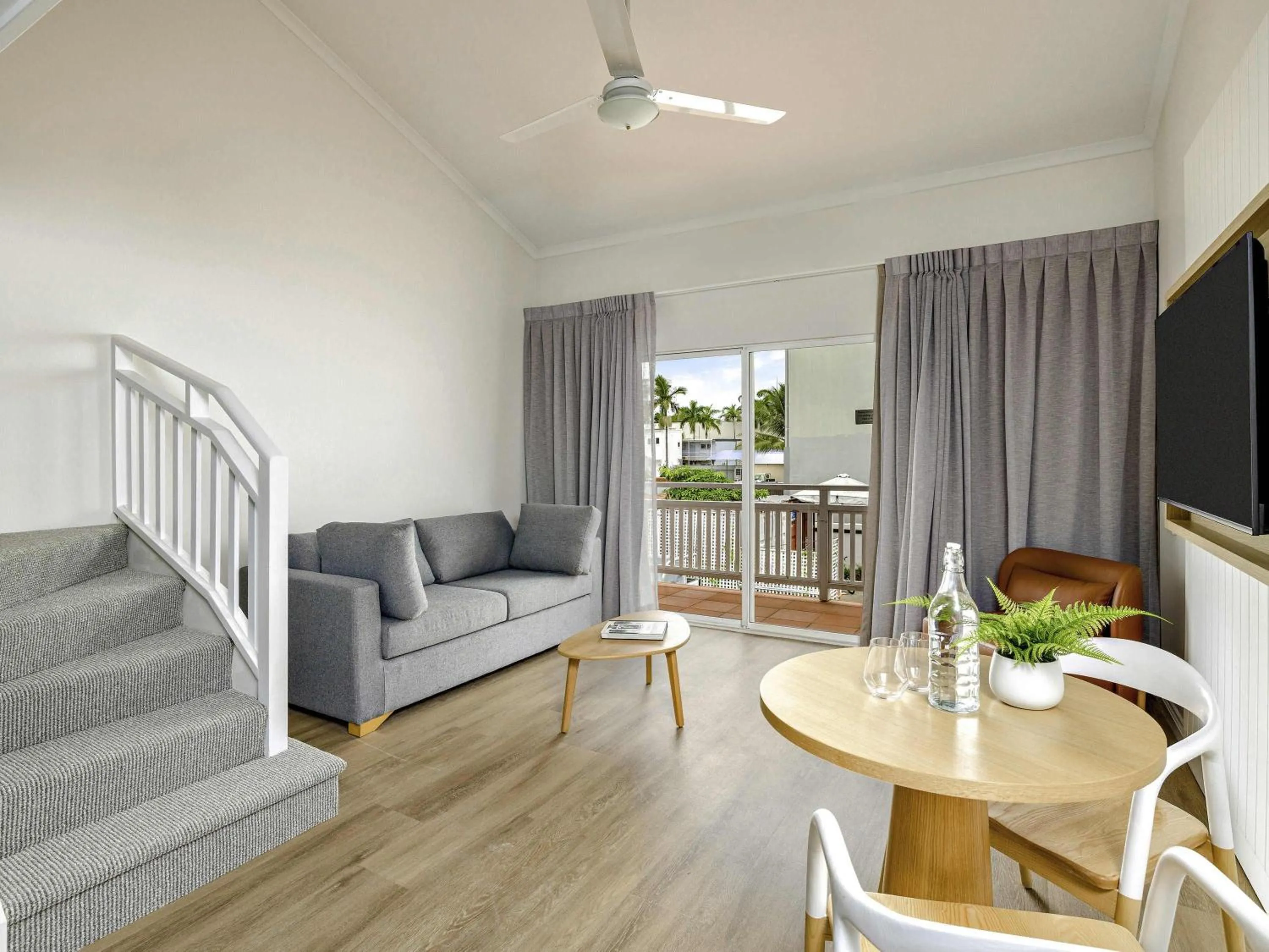 Bedroom in Mercure Cairns