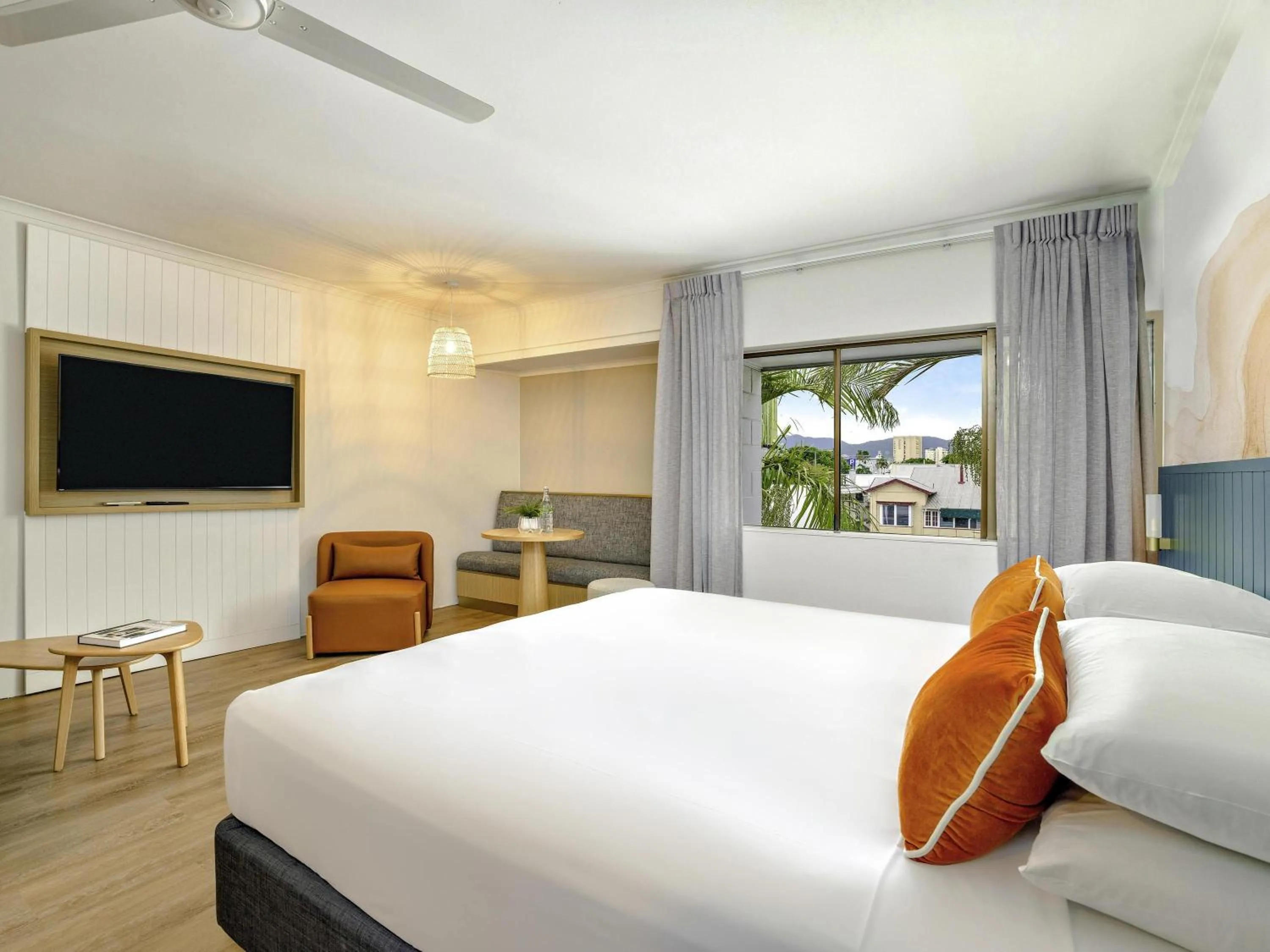 Bedroom, Bed in Mercure Cairns