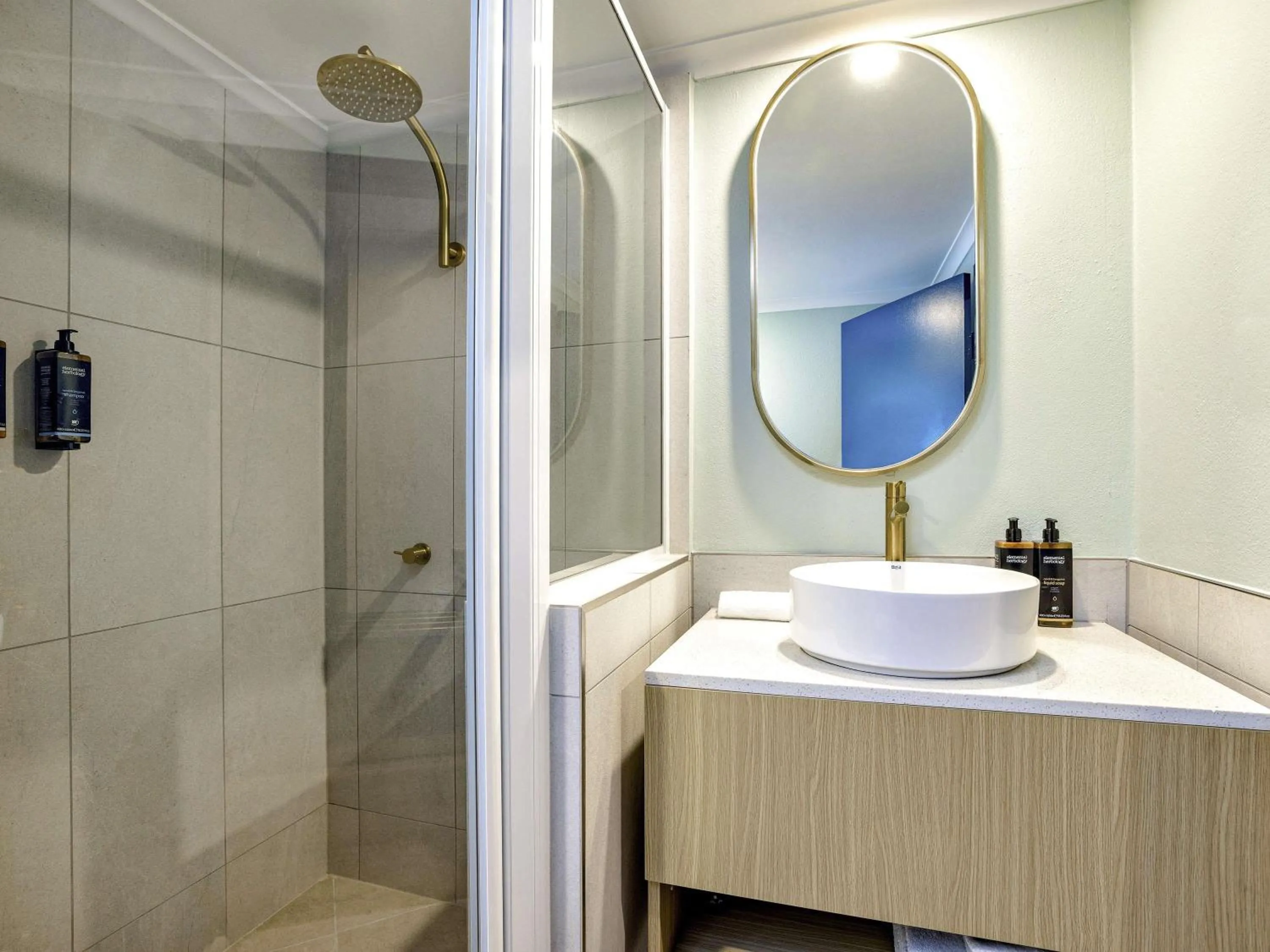 Bedroom in Mercure Cairns