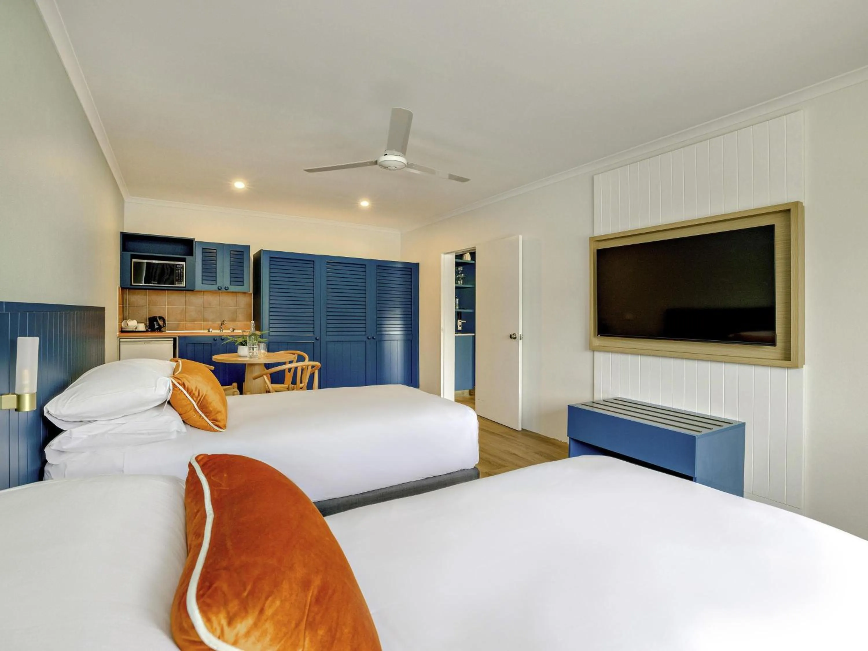 Bedroom, Bed in Mercure Cairns