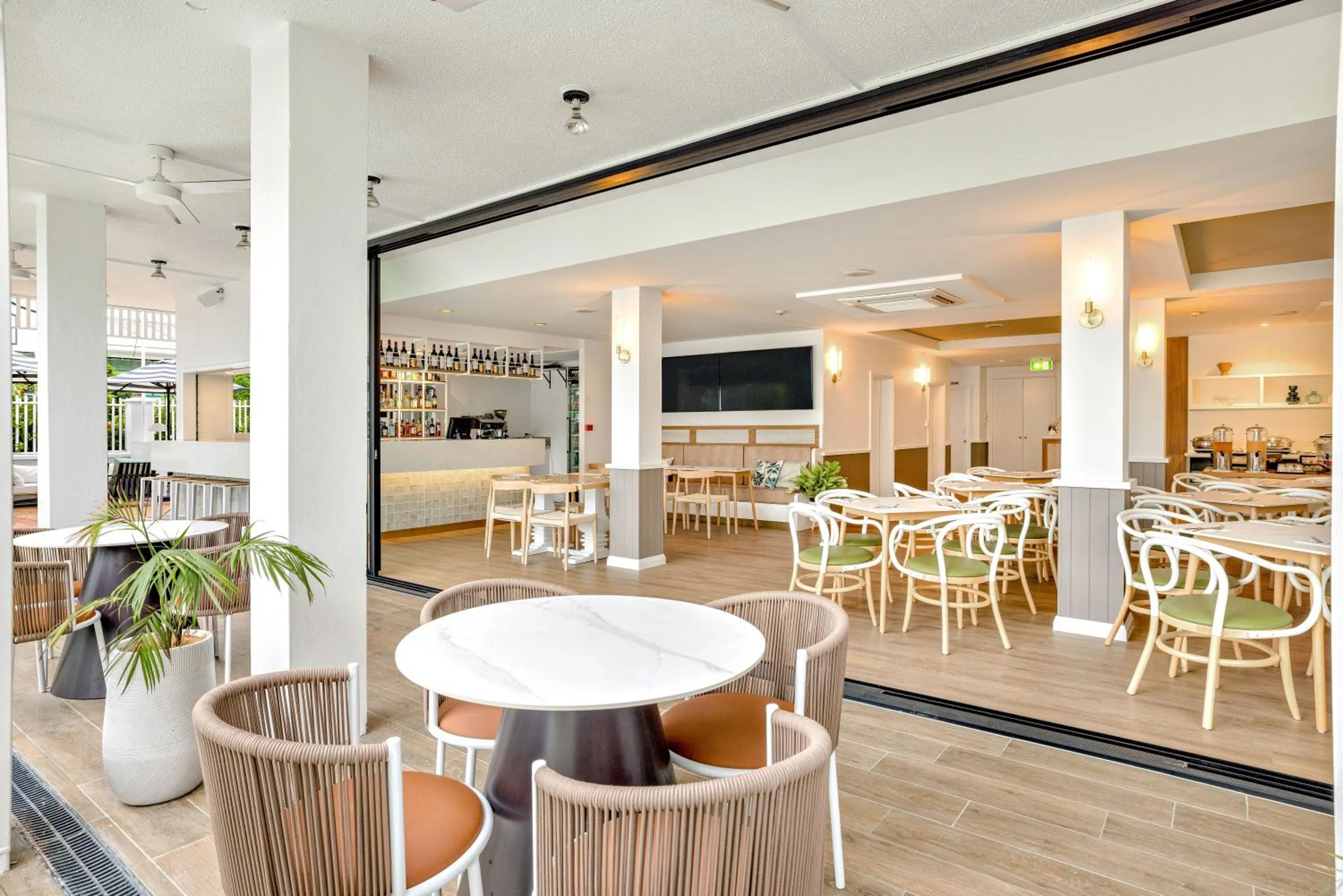 Restaurant/places to eat in Mercure Cairns