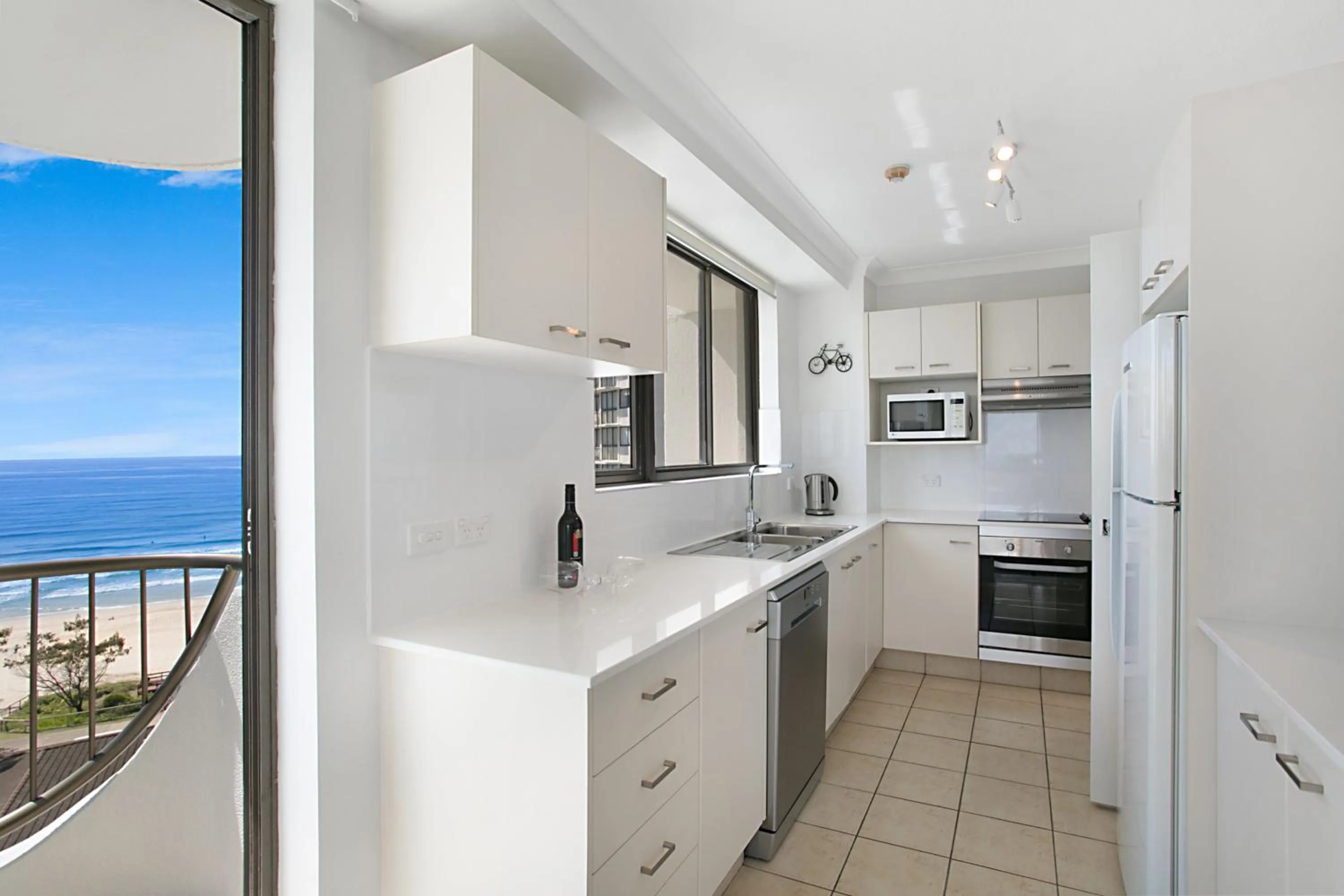 Kitchen or kitchenette in Ocean Royale