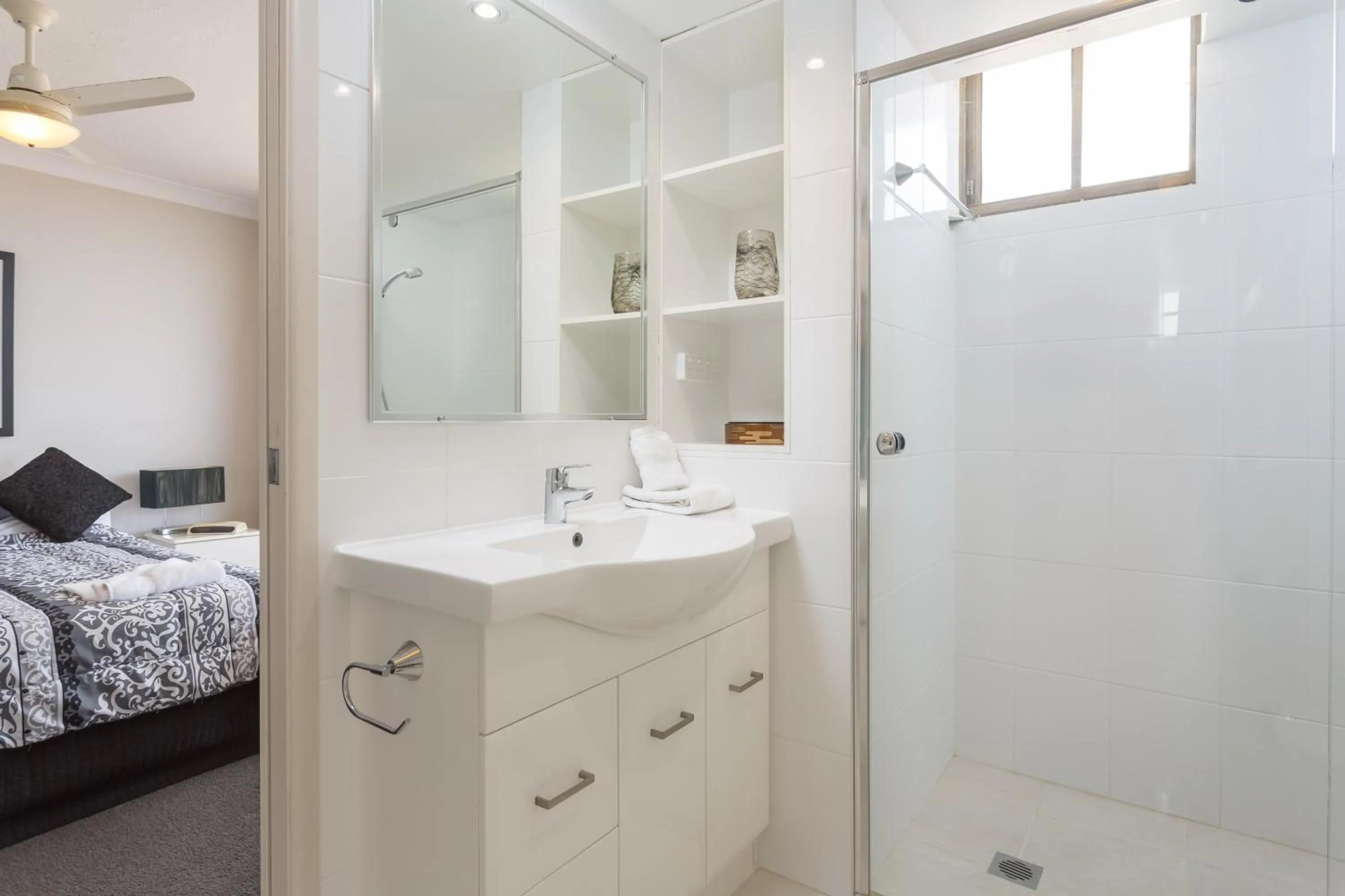 Bathroom, Bed in Ocean Royale