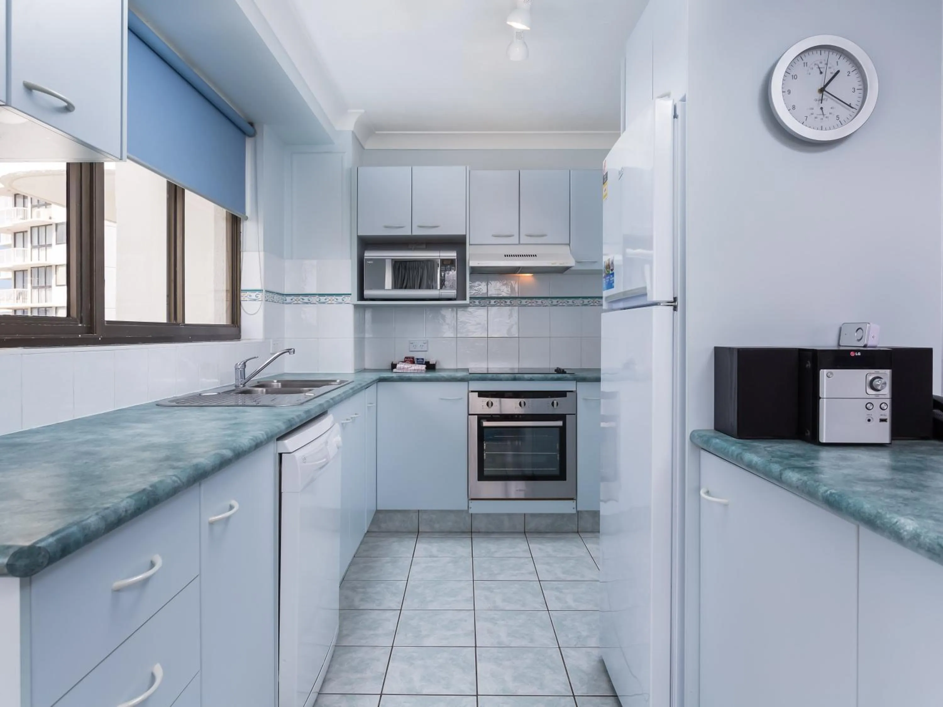 Kitchen or kitchenette in Ocean Royale