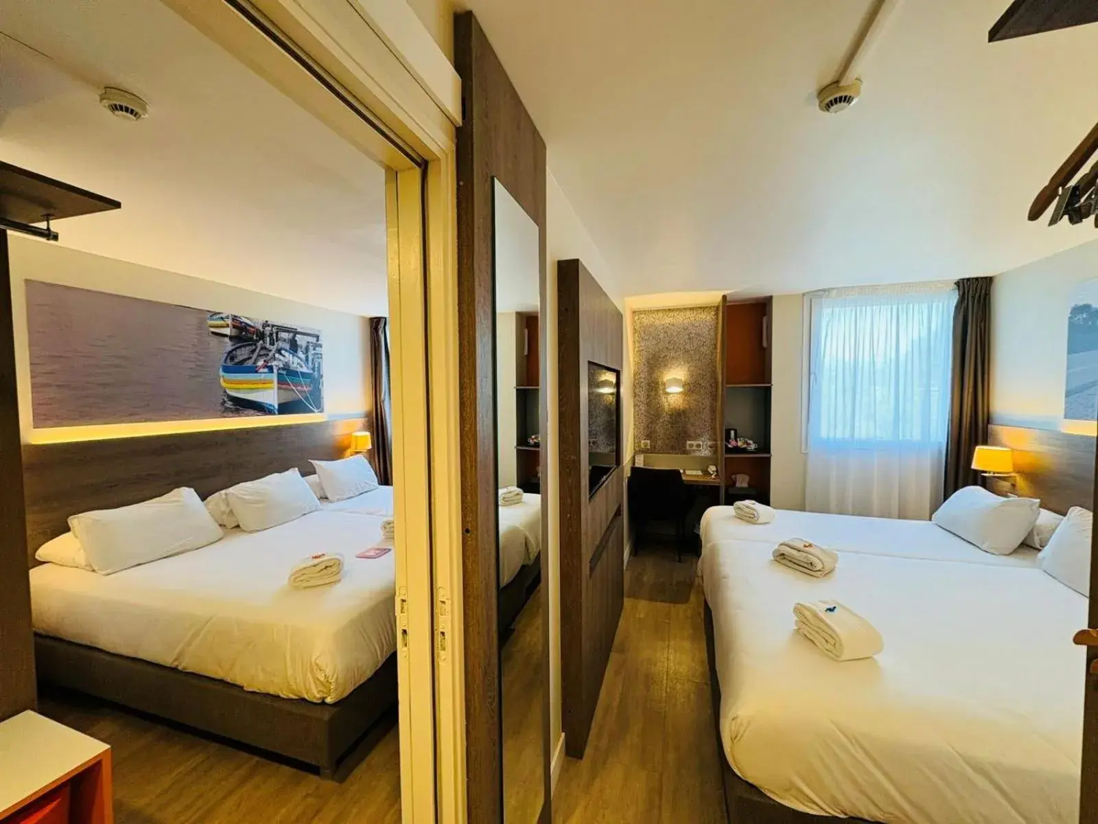 Family Connecting Room with Two Double and Two Twin Beds in Best Western Hotelio Montpellier Sud Family Connecting Room with Two Double and Two Twin Beds in Best Western Hotelio Montpellier Sud