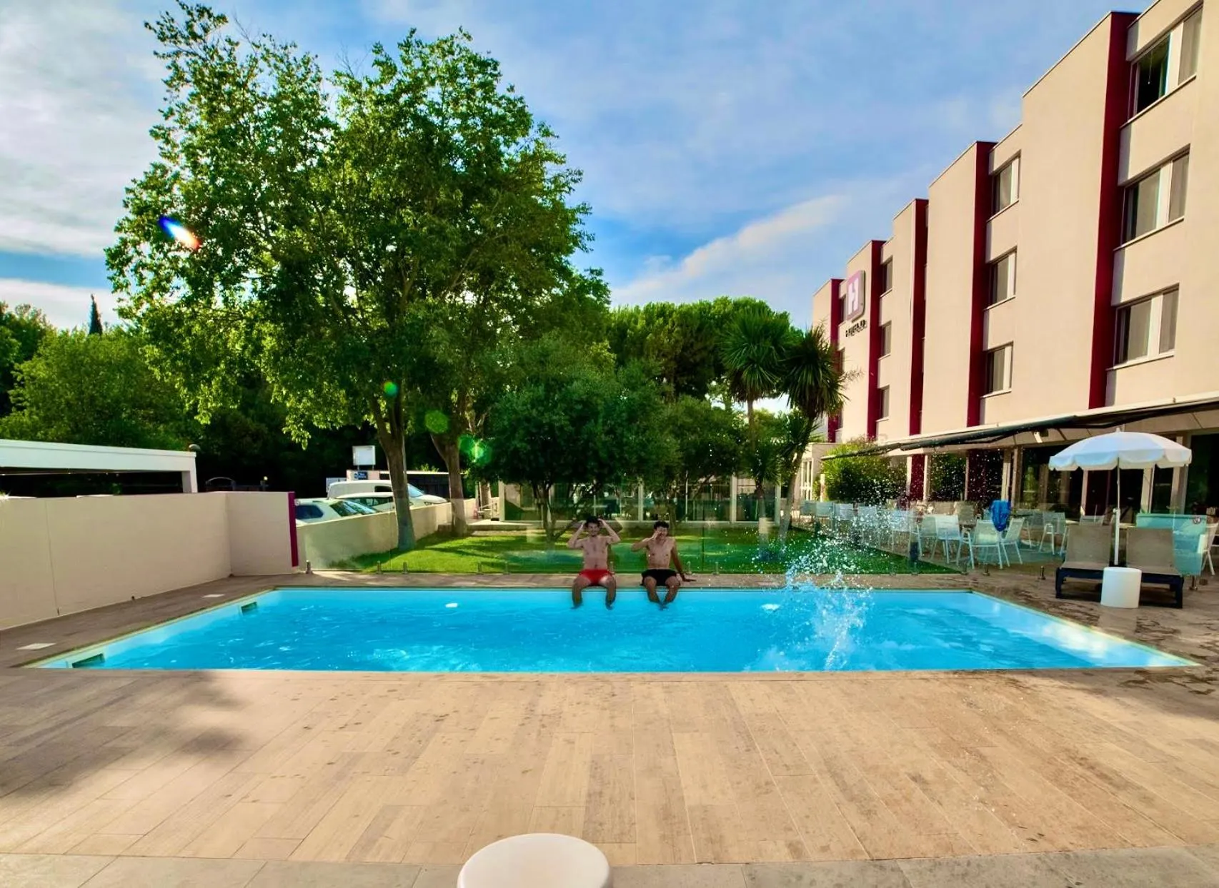 Swimming pool in Best Western Hotelio Montpellier Sud