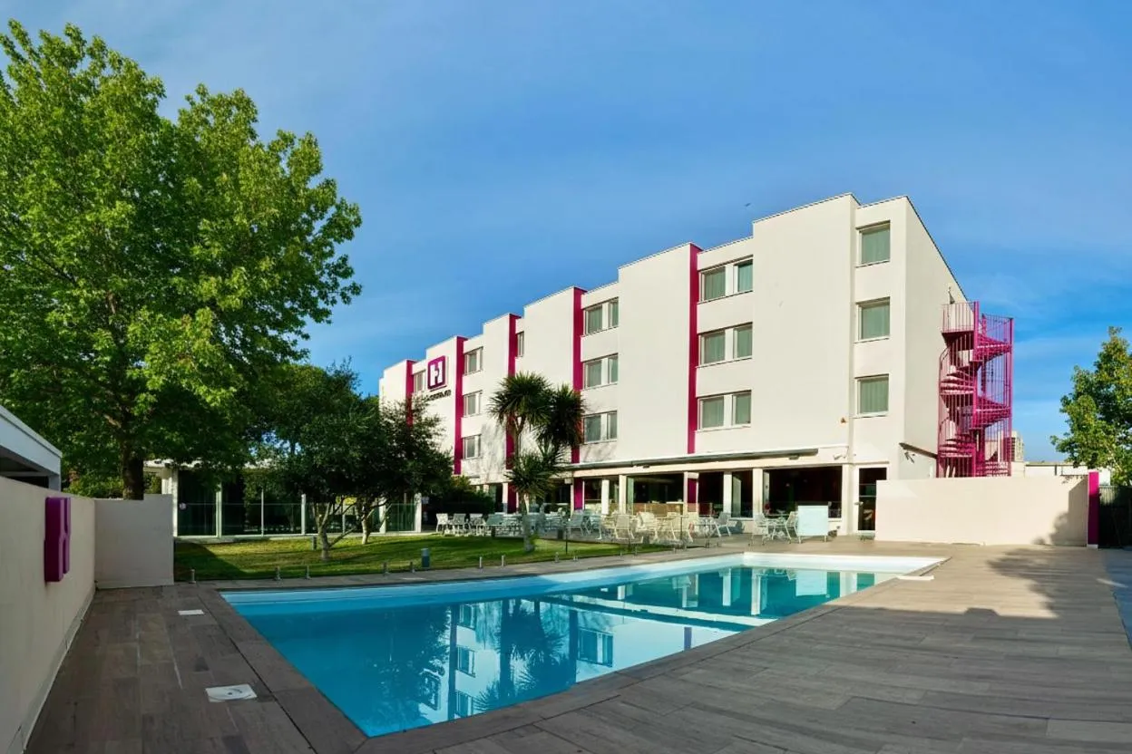 Swimming pool in Best Western Hotelio Montpellier Sud