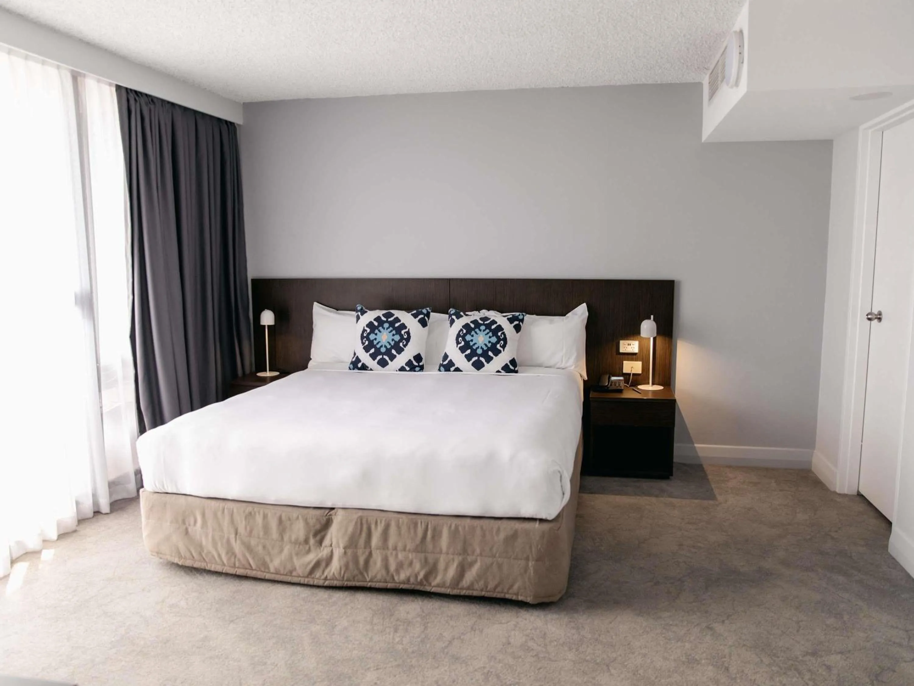 Bedroom, Bed in Mercure Brisbane Spring Hill