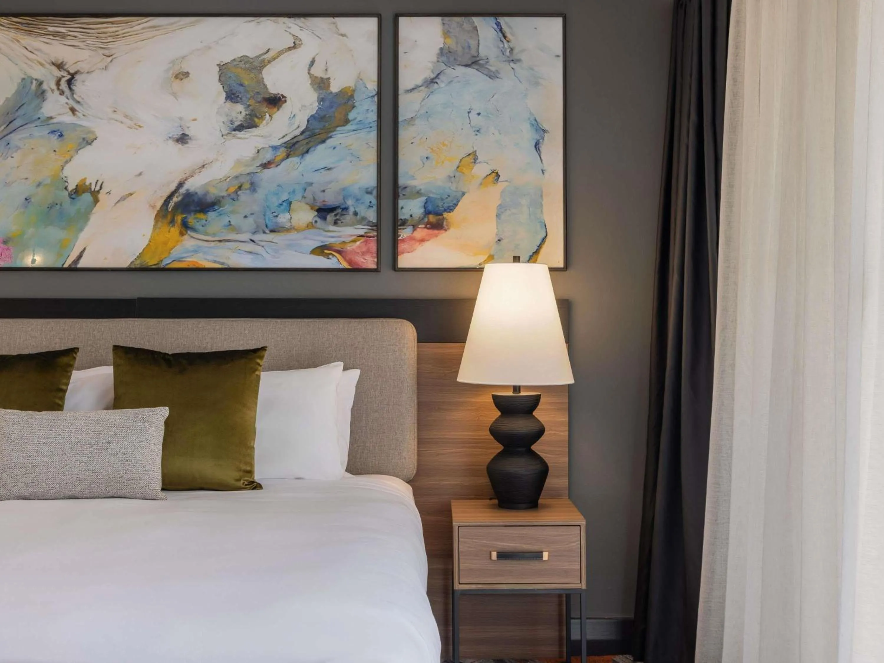 Bedroom, Bed in Mercure Brisbane Spring Hill