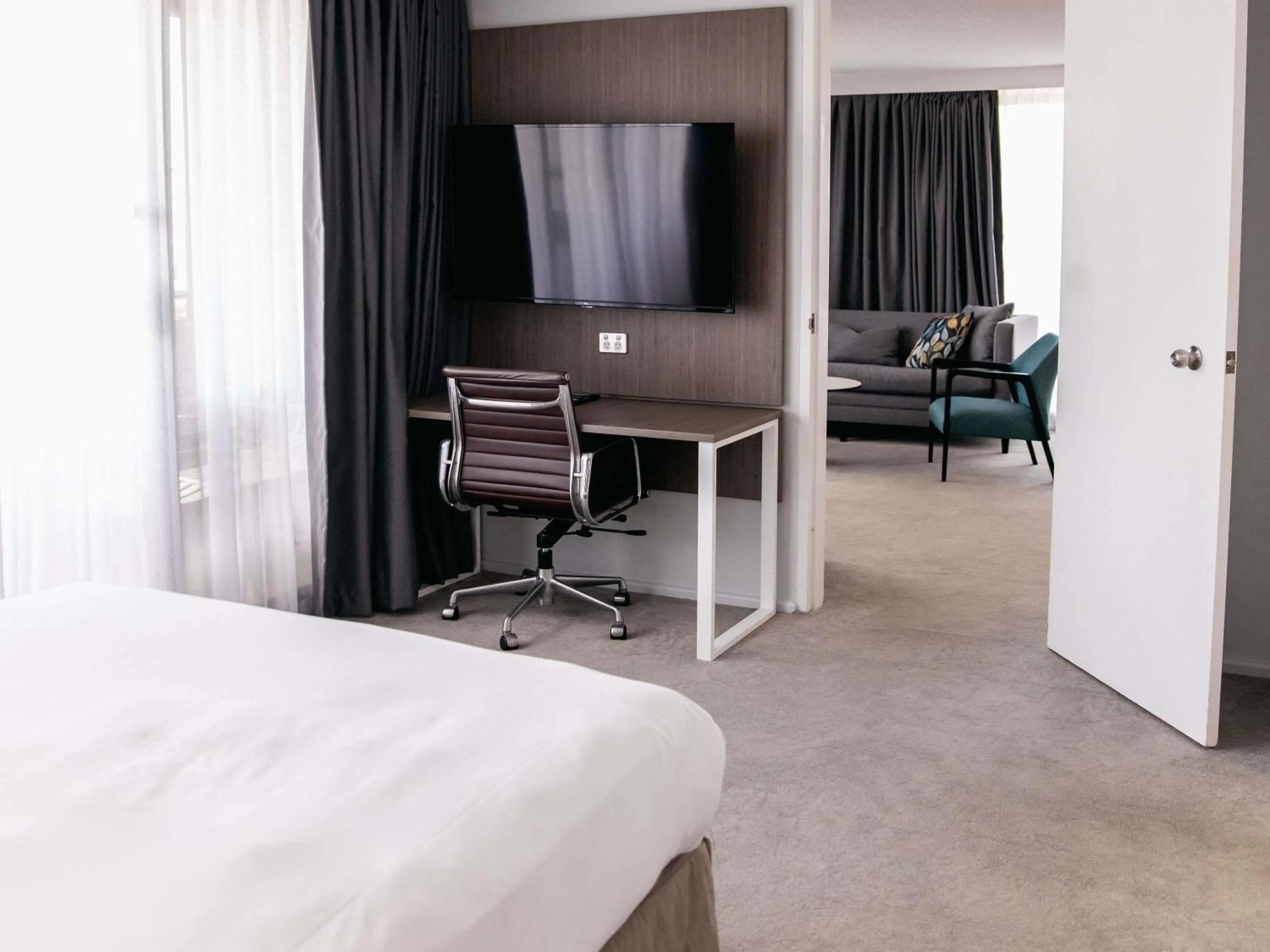 Bedroom, Bed in Mercure Brisbane Spring Hill