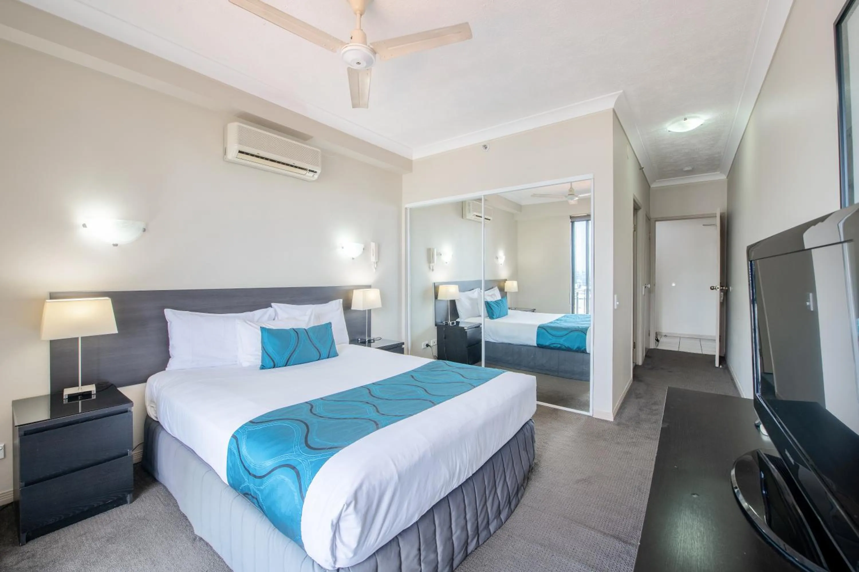 Communal lounge/ TV room, Bed in Bridgewater Apartments