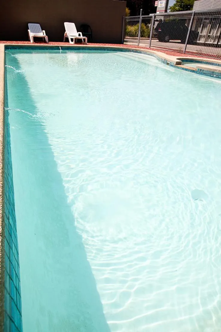 Swimming pool in Mansfield Motel