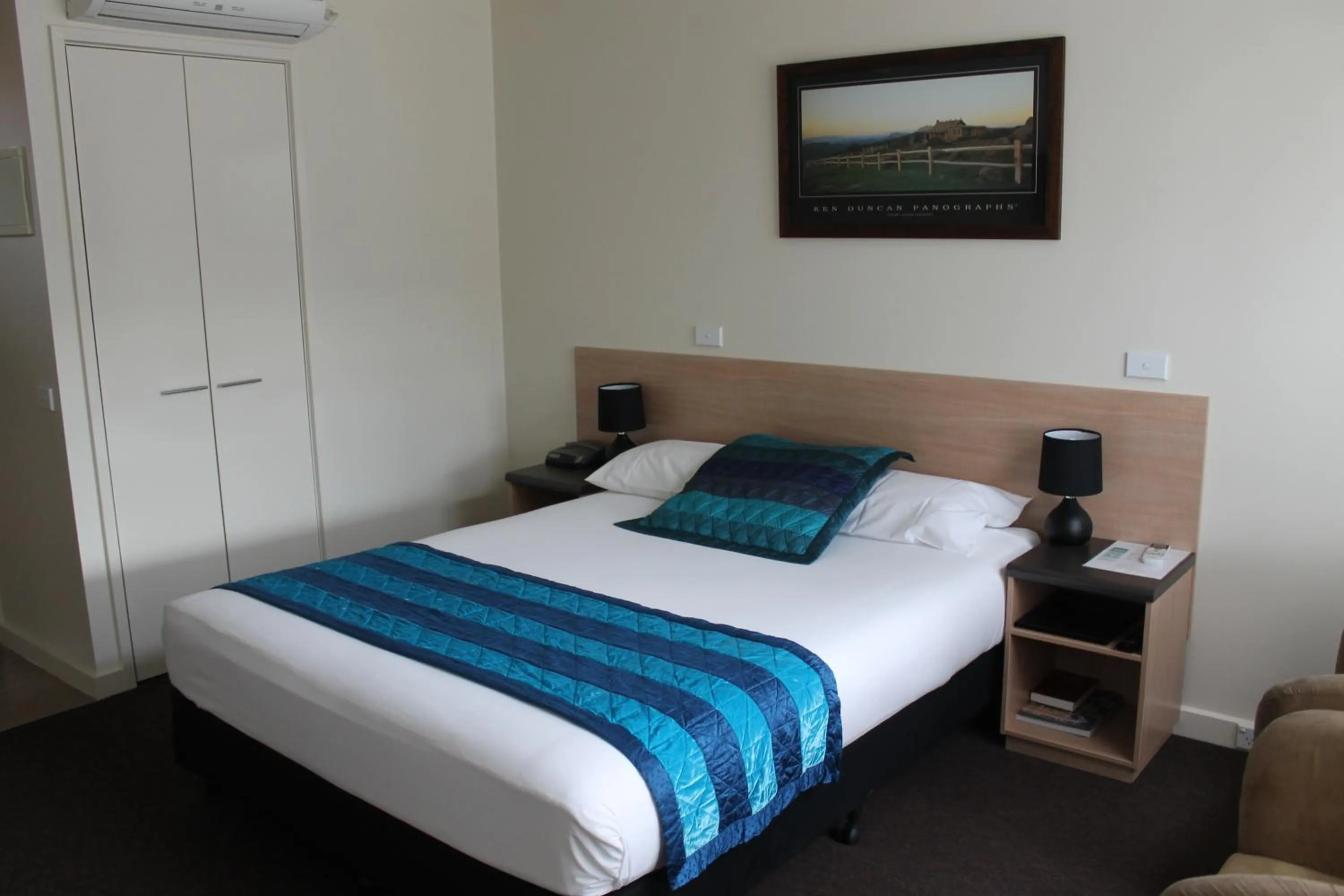 Bedroom, Bed in Mansfield Motel