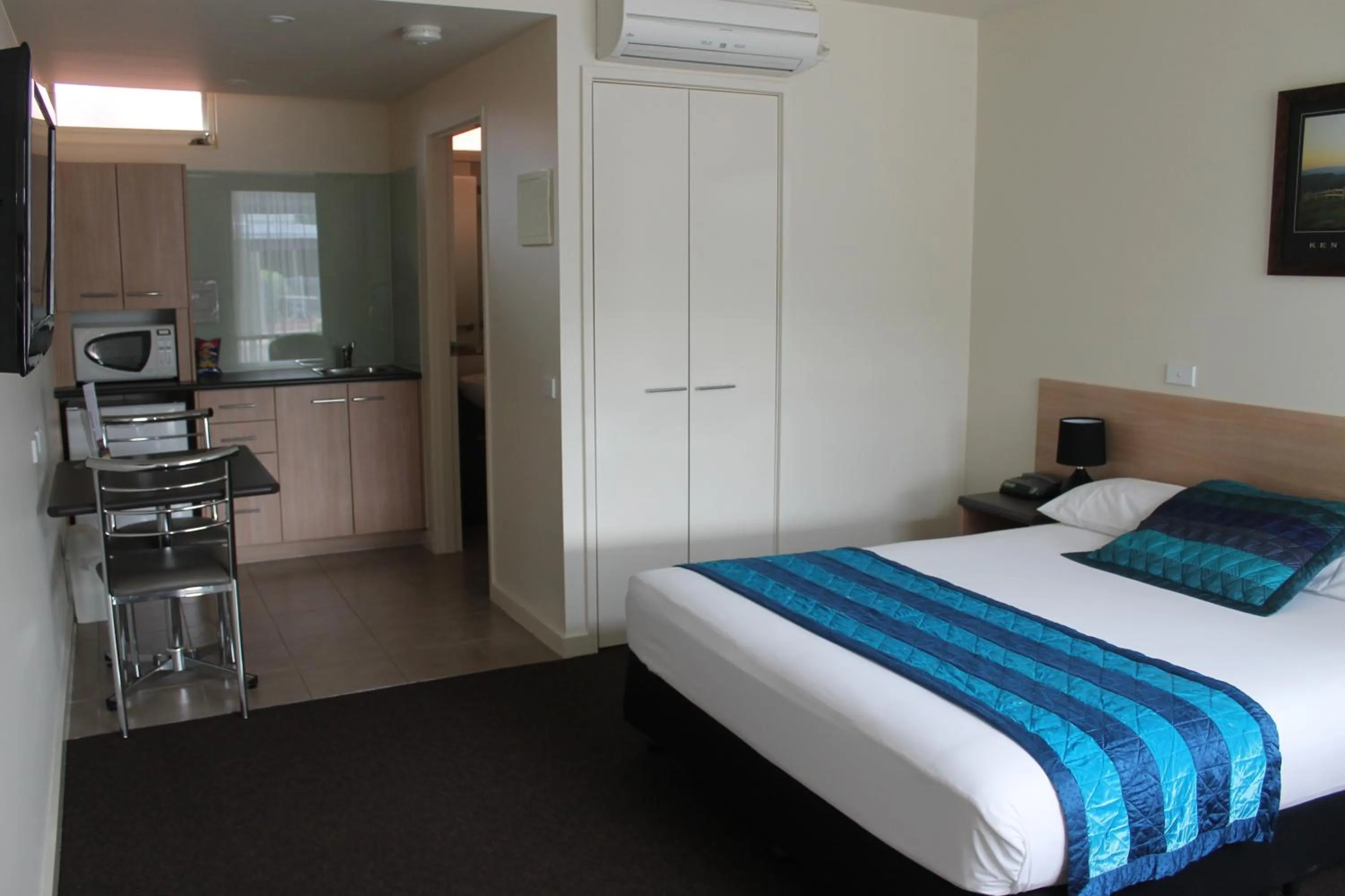 Bedroom, Bed in Mansfield Motel