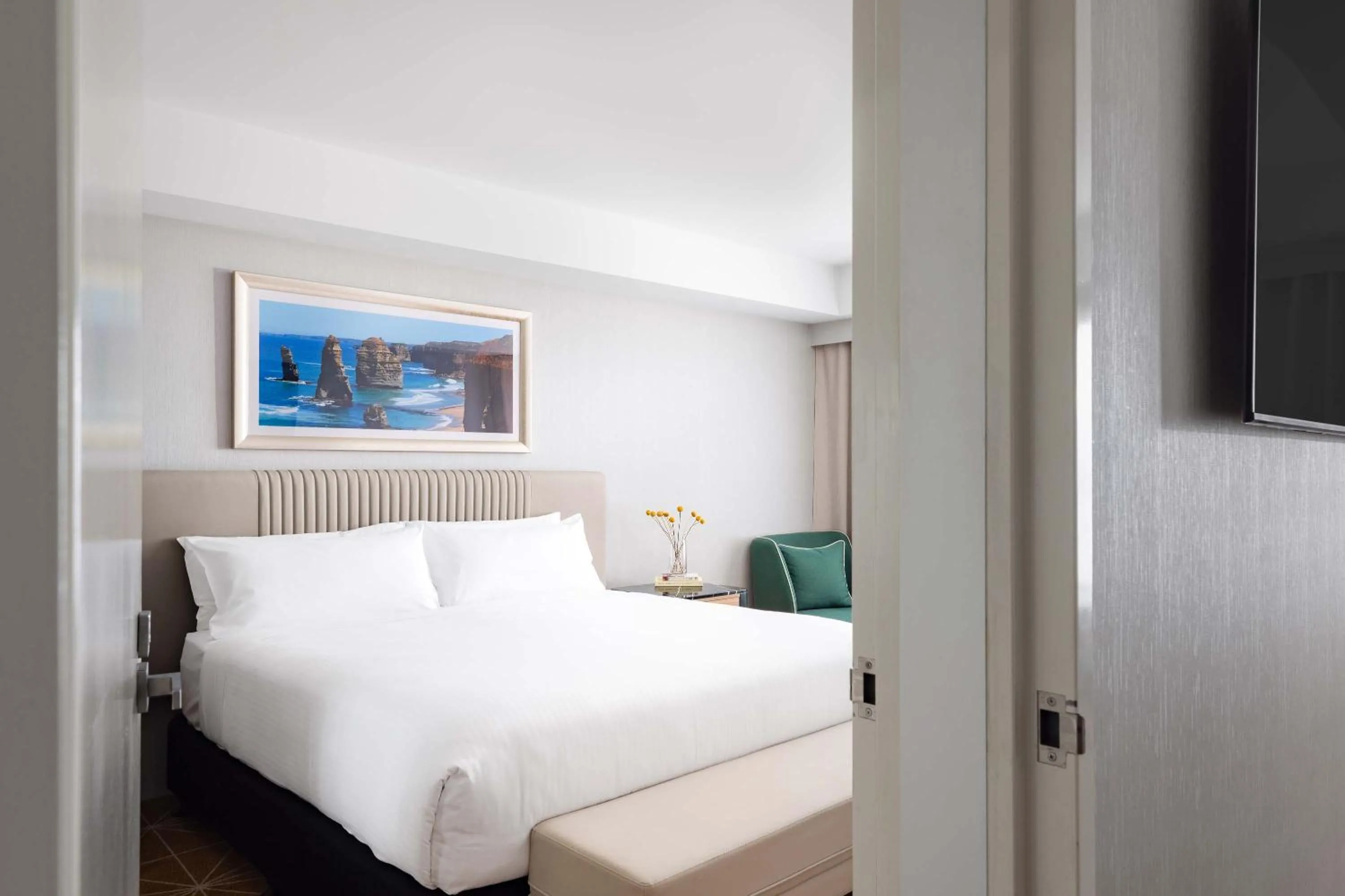 Bed in Mantra Melbourne Airport