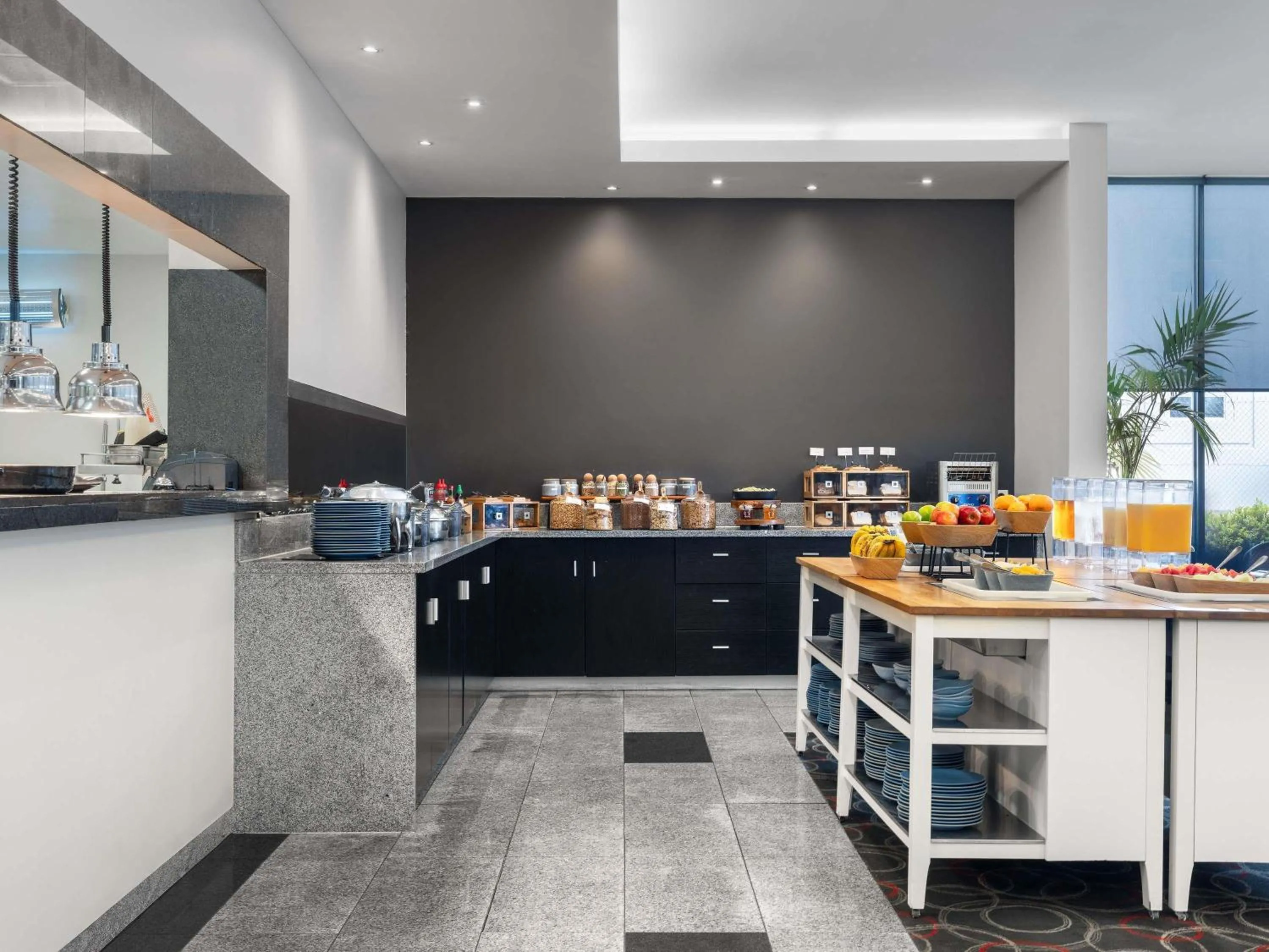 Restaurant/places to eat in Mantra Melbourne Airport