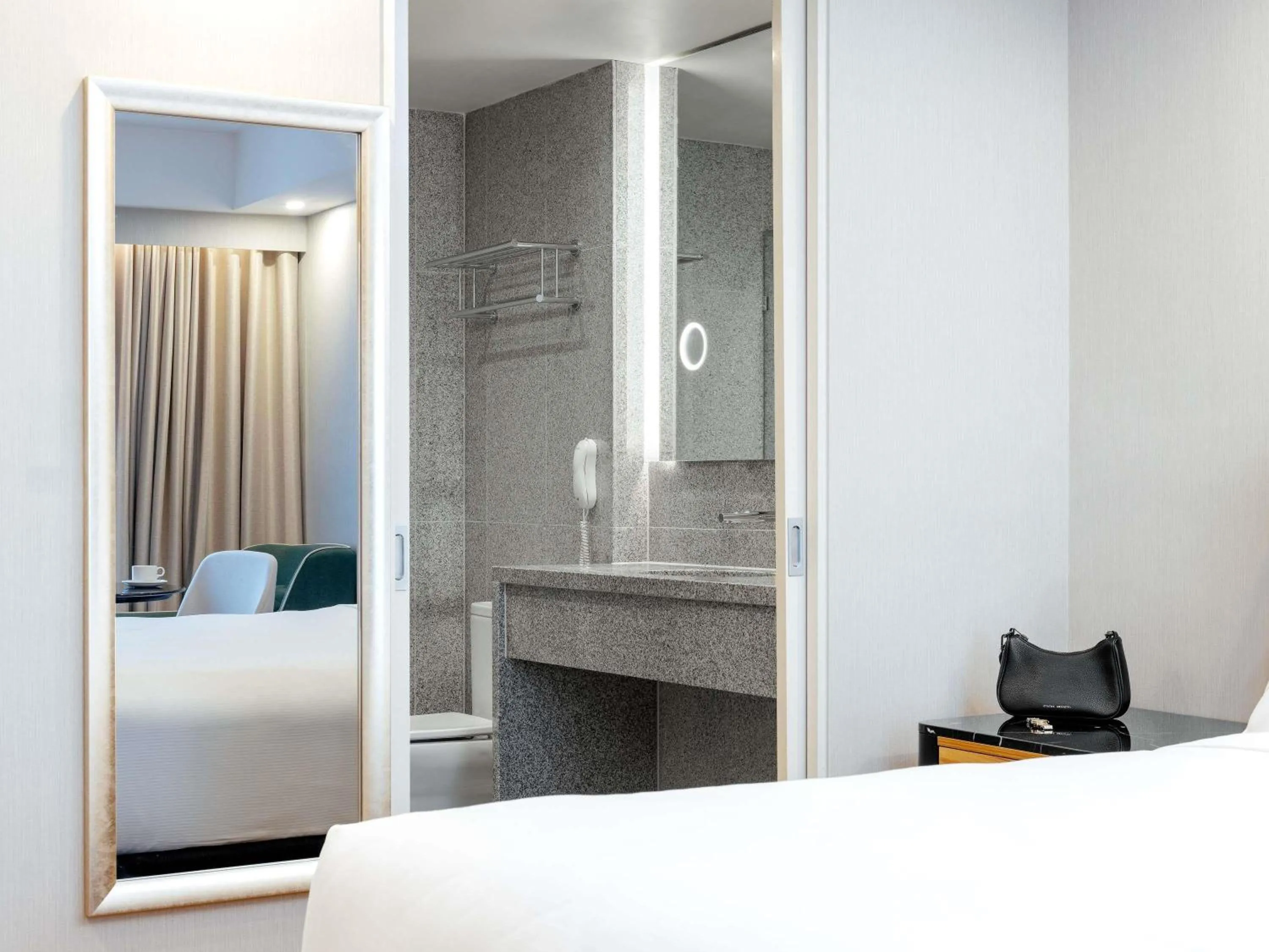 Bedroom, Bed in Mantra Melbourne Airport