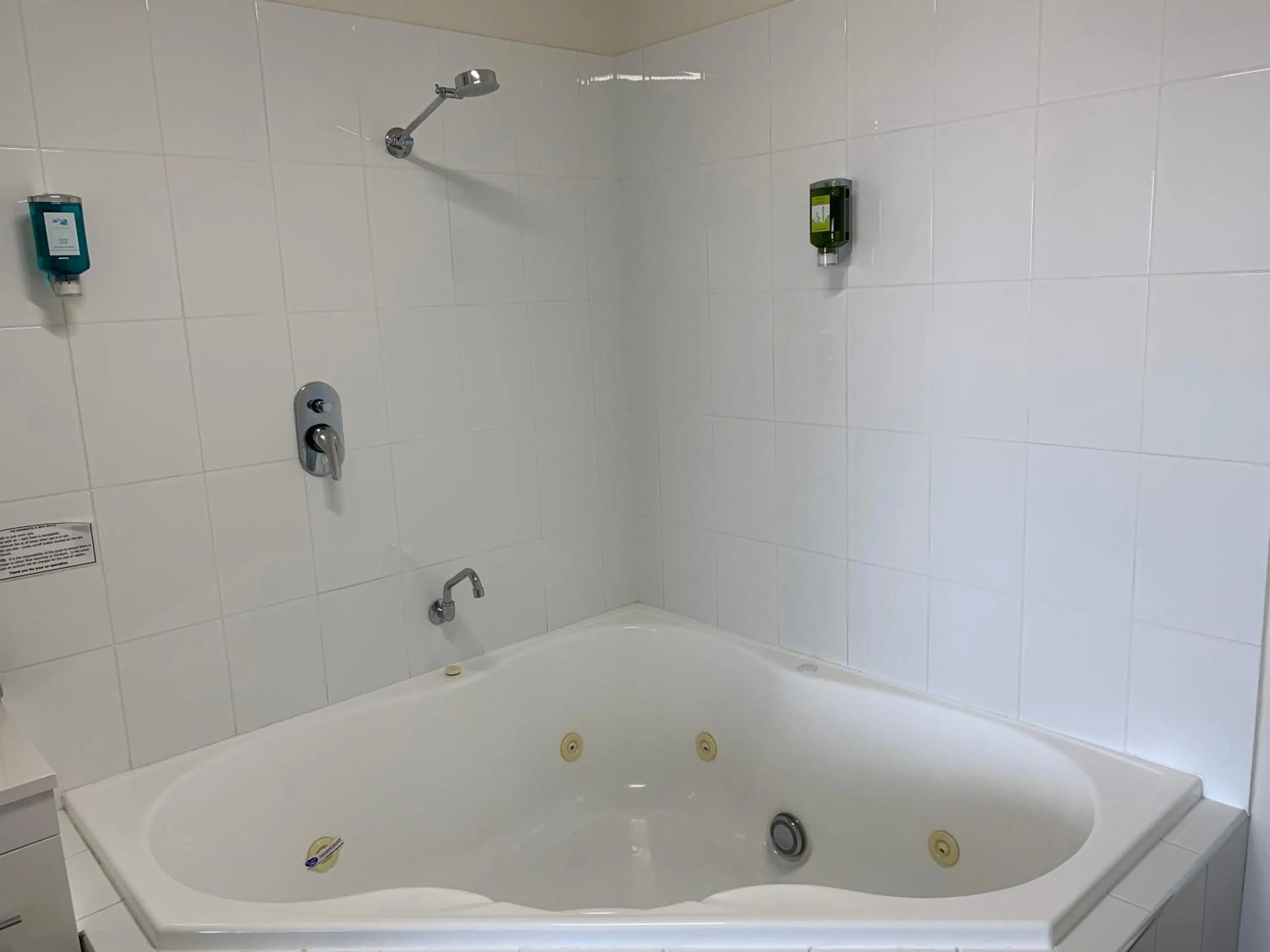 Bathroom in Adina Place Motel Apartments