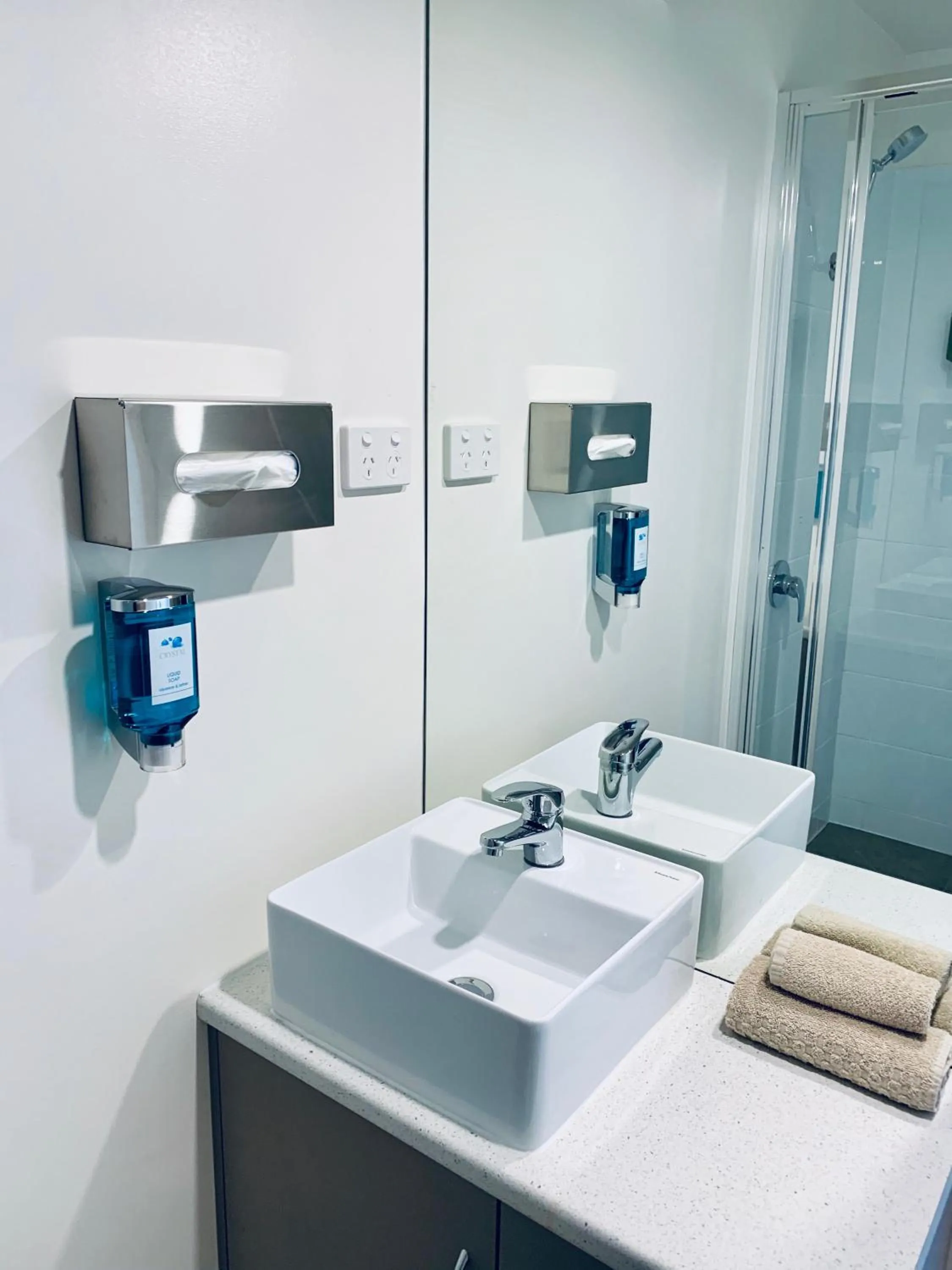 Bathroom in Adina Place Motel Apartments