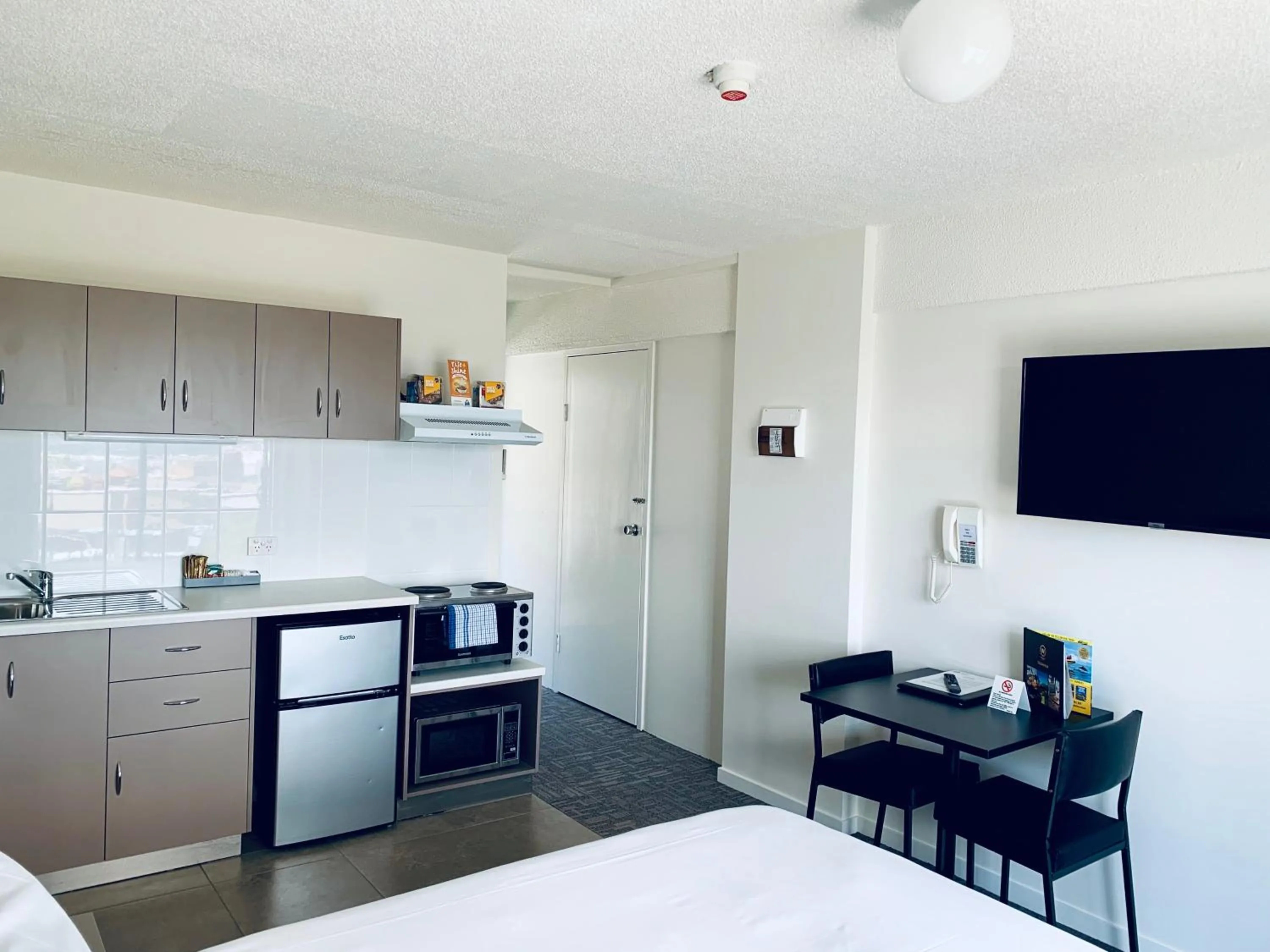 Kitchen or kitchenette, Bed in Adina Place Motel Apartments