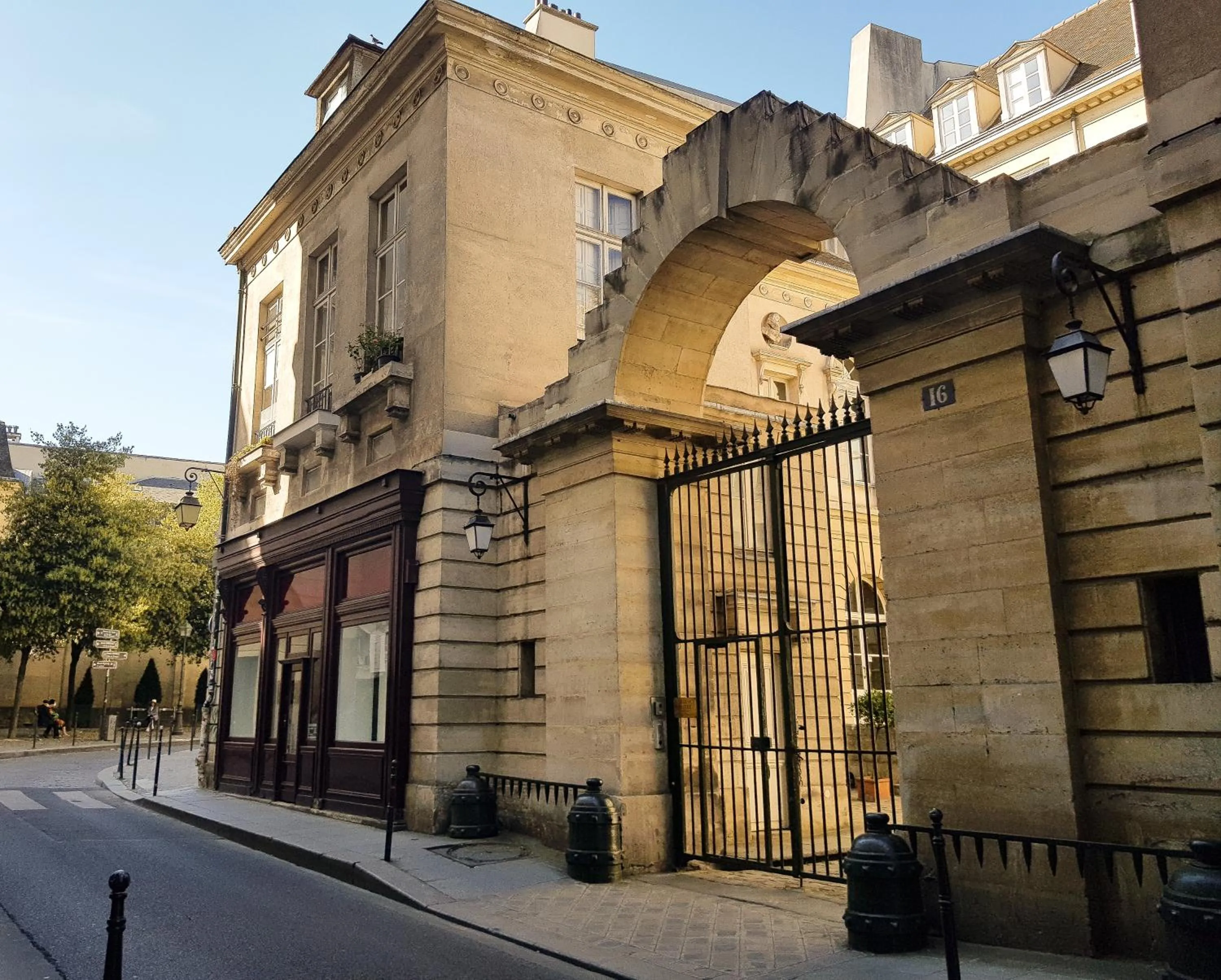 Facade/entrance in Assia & Nathalie - Luxury B&B MARAIS