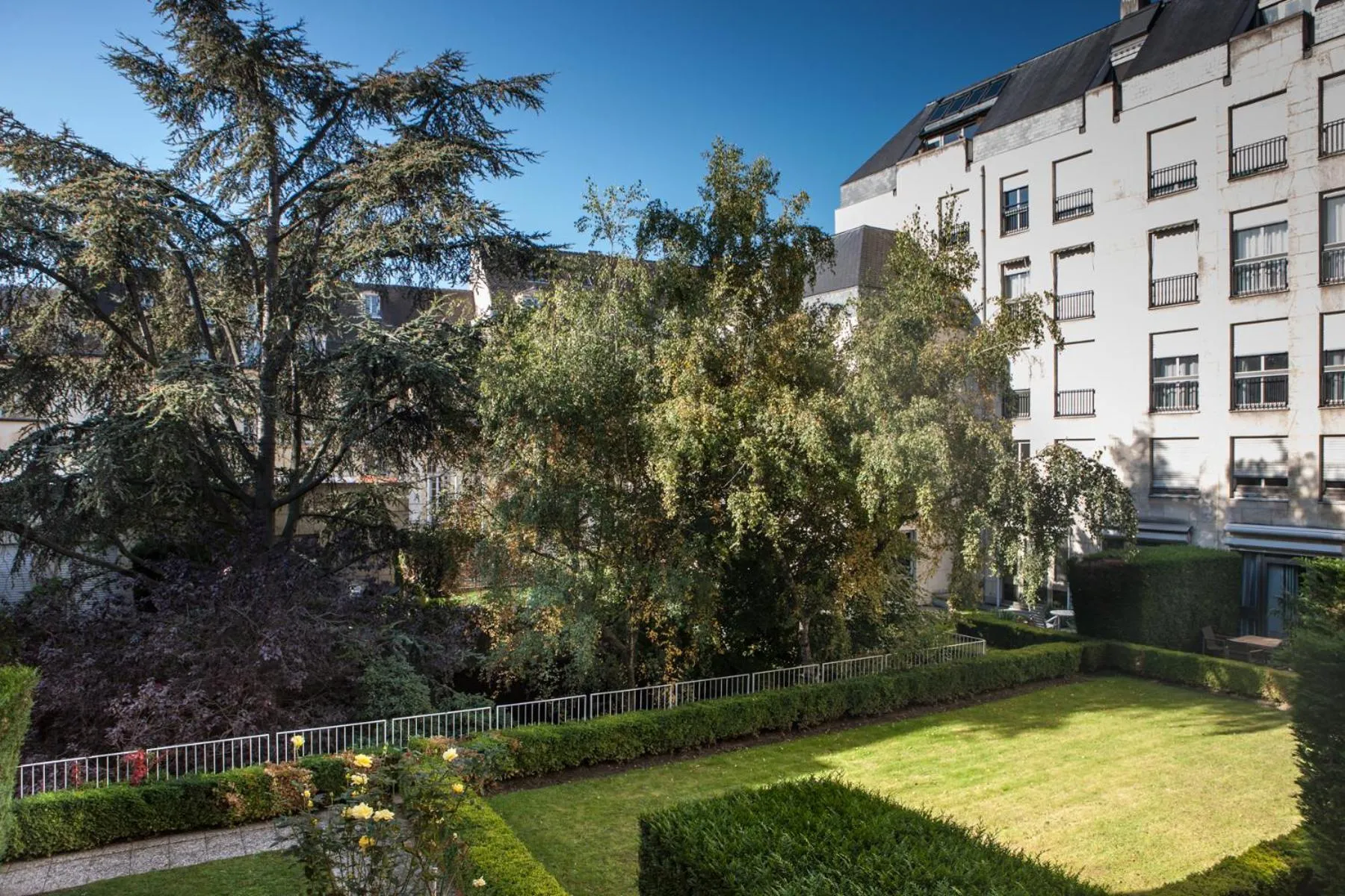 Garden view in Assia & Nathalie - Luxury B&B MARAIS