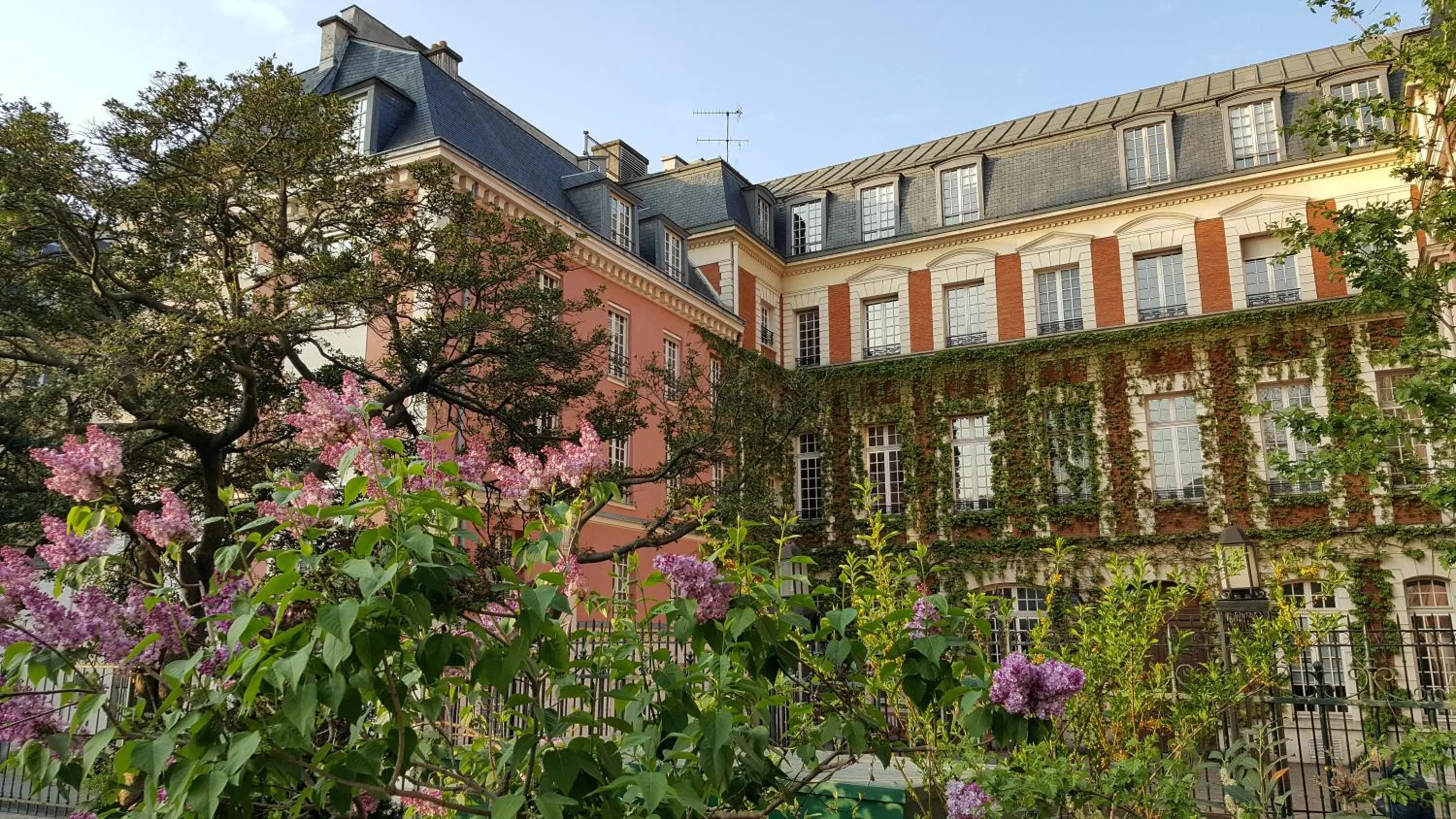 Street view in Assia & Nathalie - Luxury B&B MARAIS