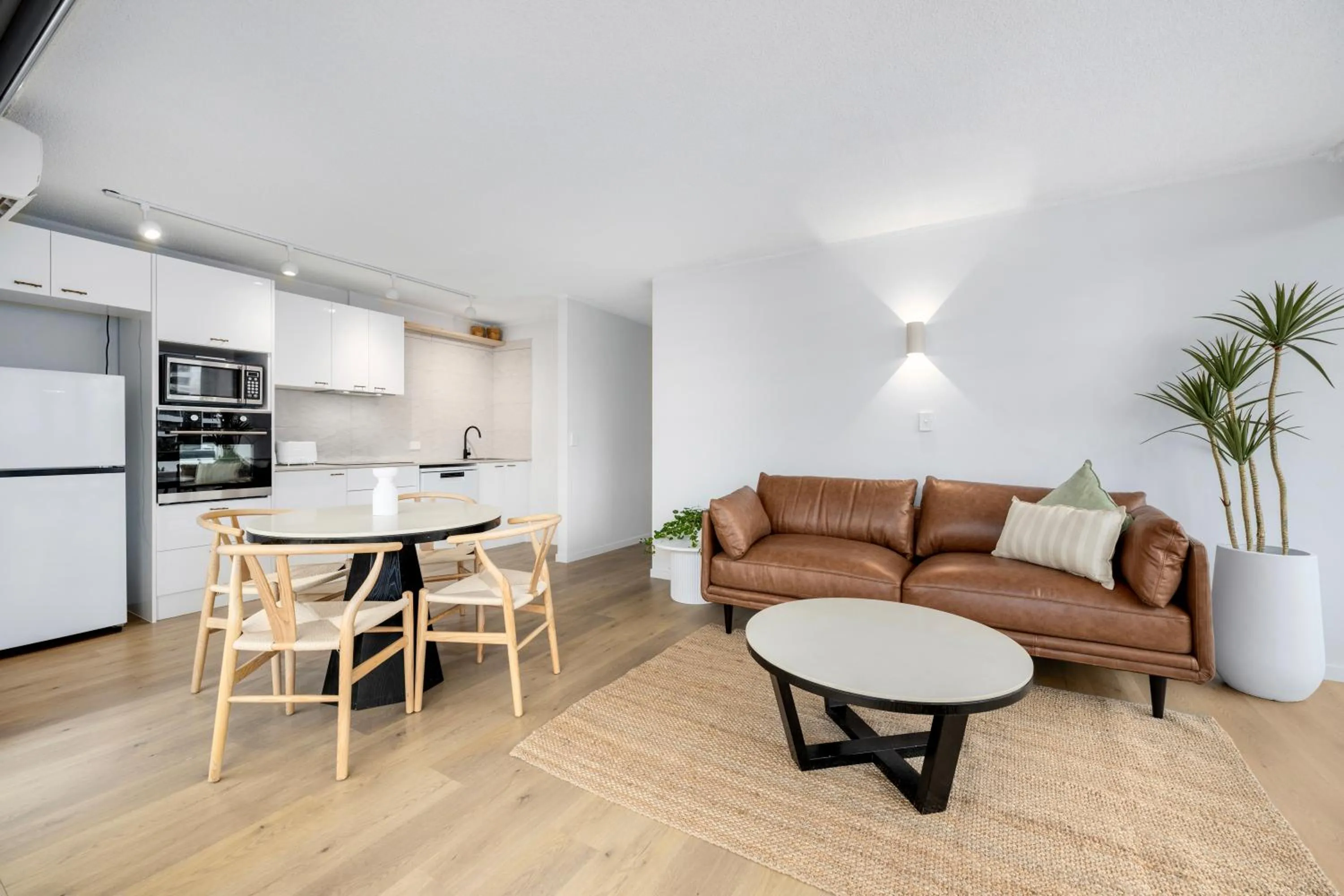 Kitchen or kitchenette in Hi Ho Beach Apartments on Broadbeach