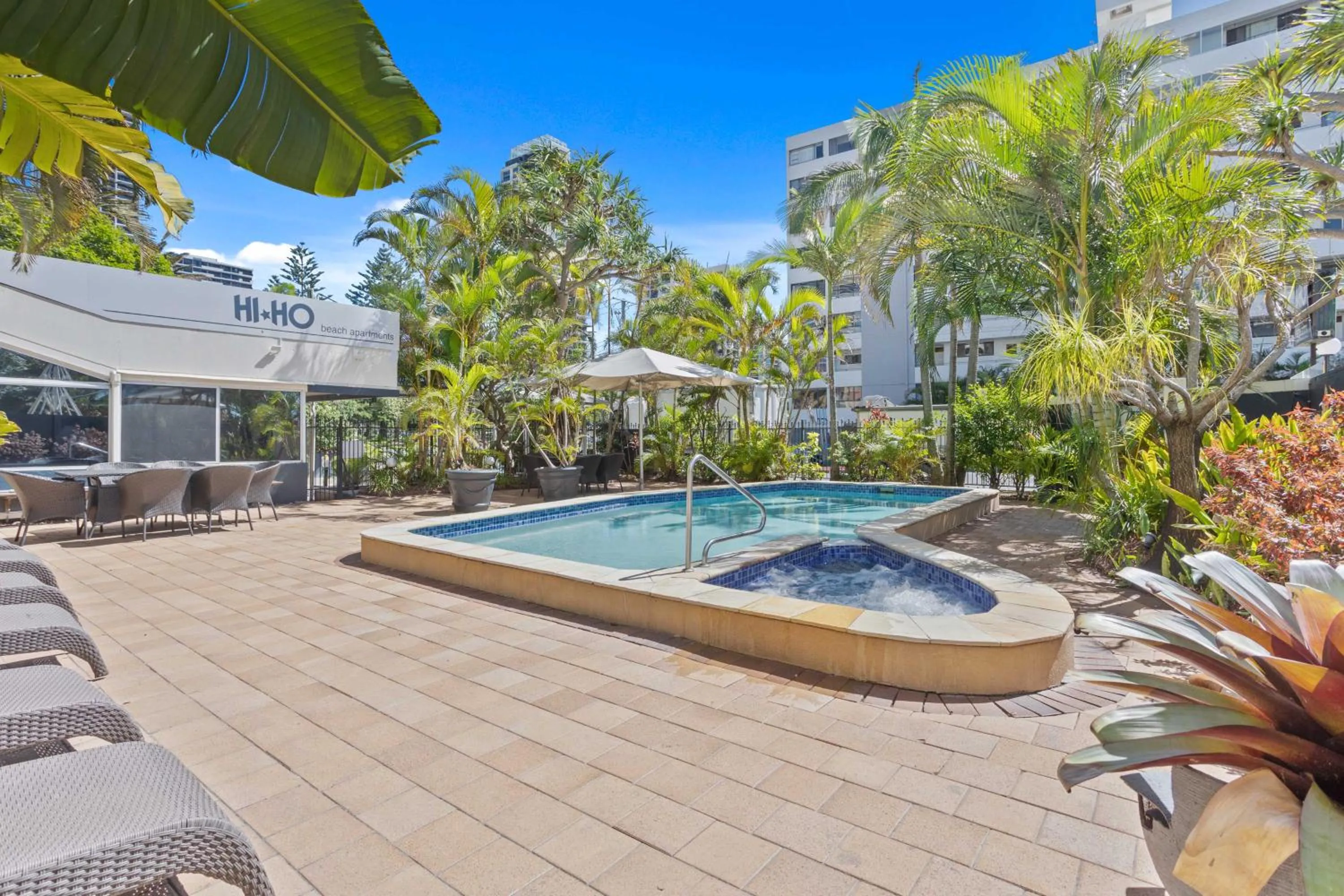 Swimming pool in Hi Ho Beach Apartments on Broadbeach