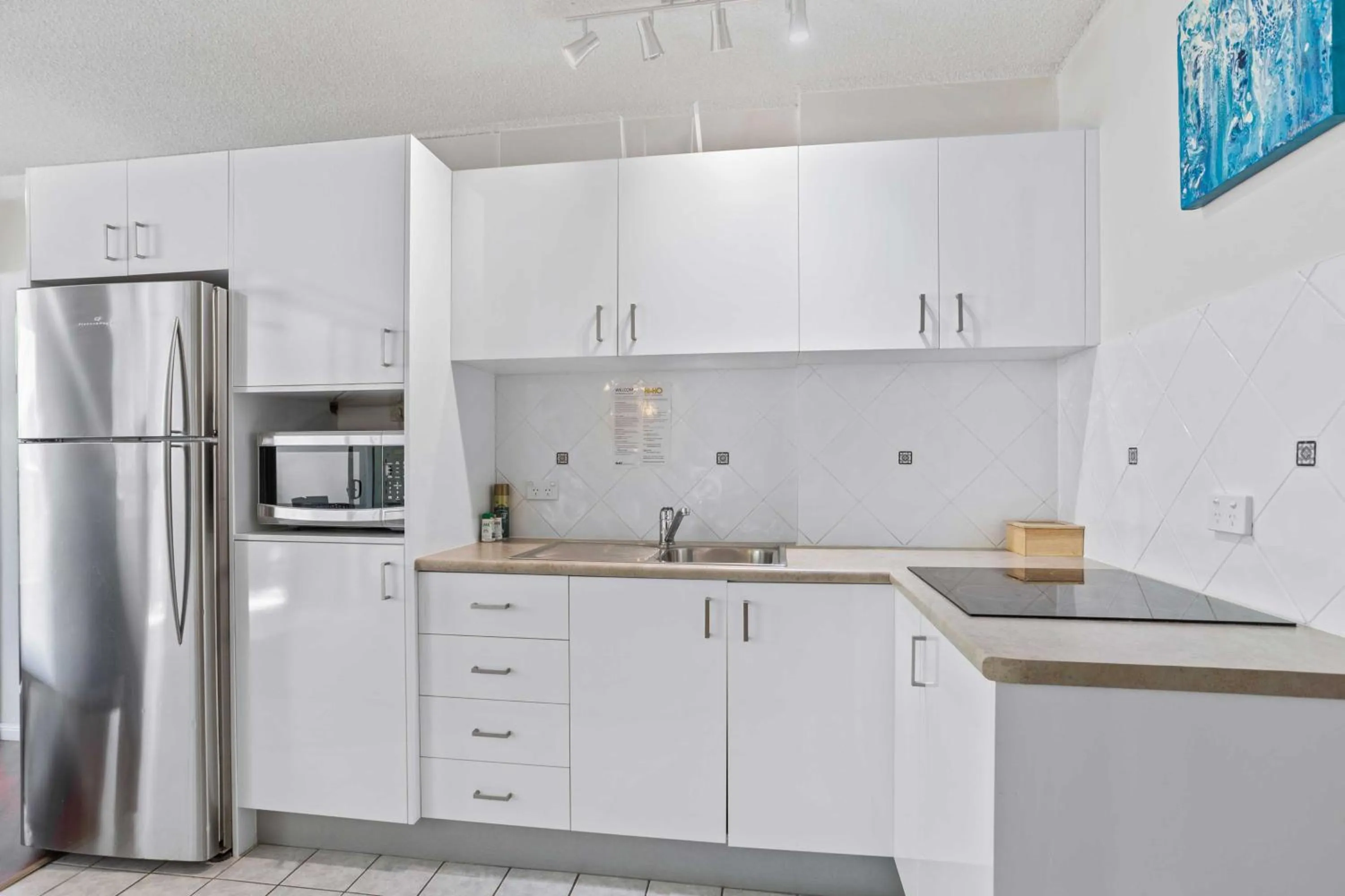 Kitchen or kitchenette in Hi Ho Beach Apartments on Broadbeach