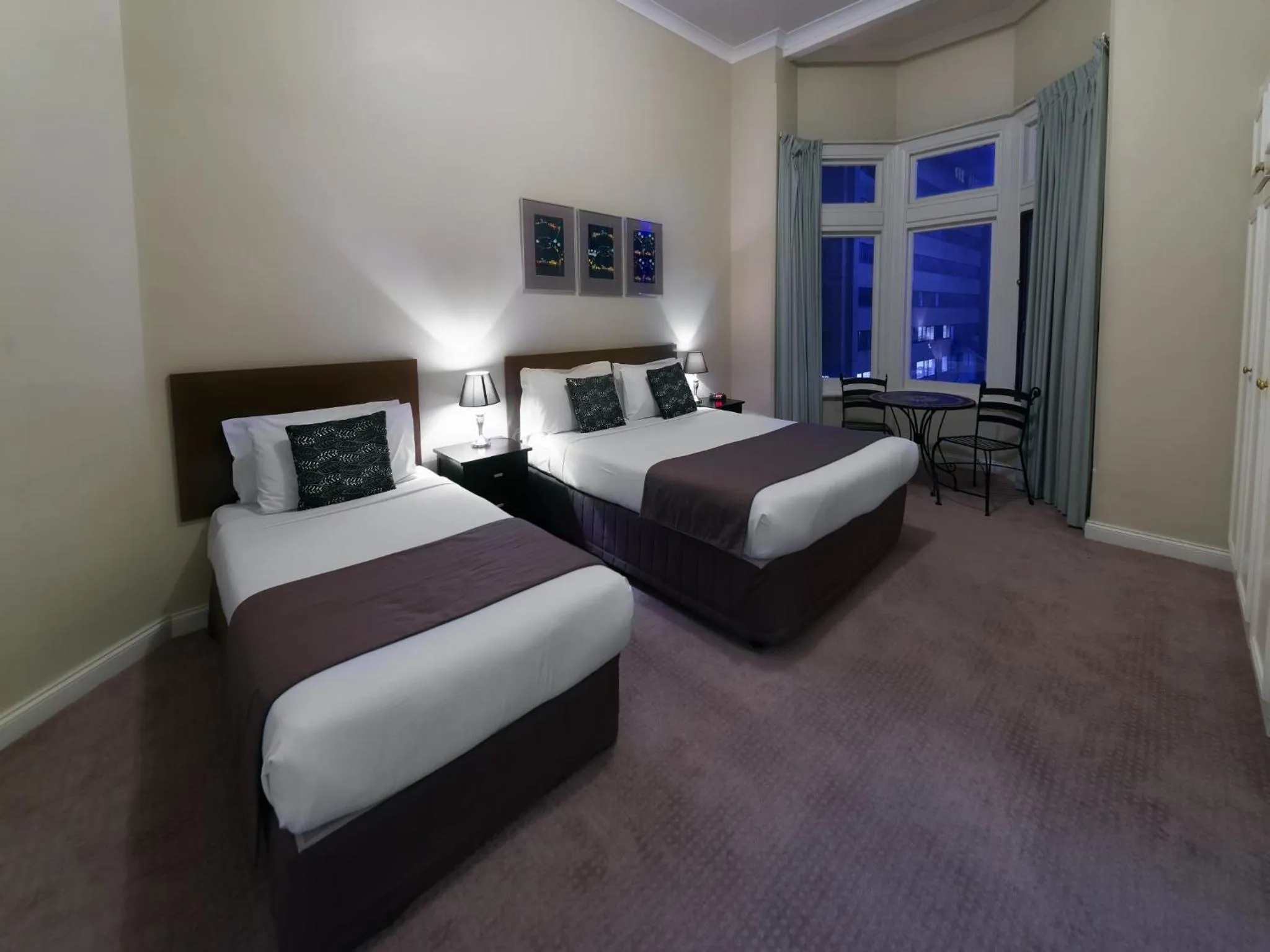 Bedroom, Bed in Adelaide Mansions Apartments