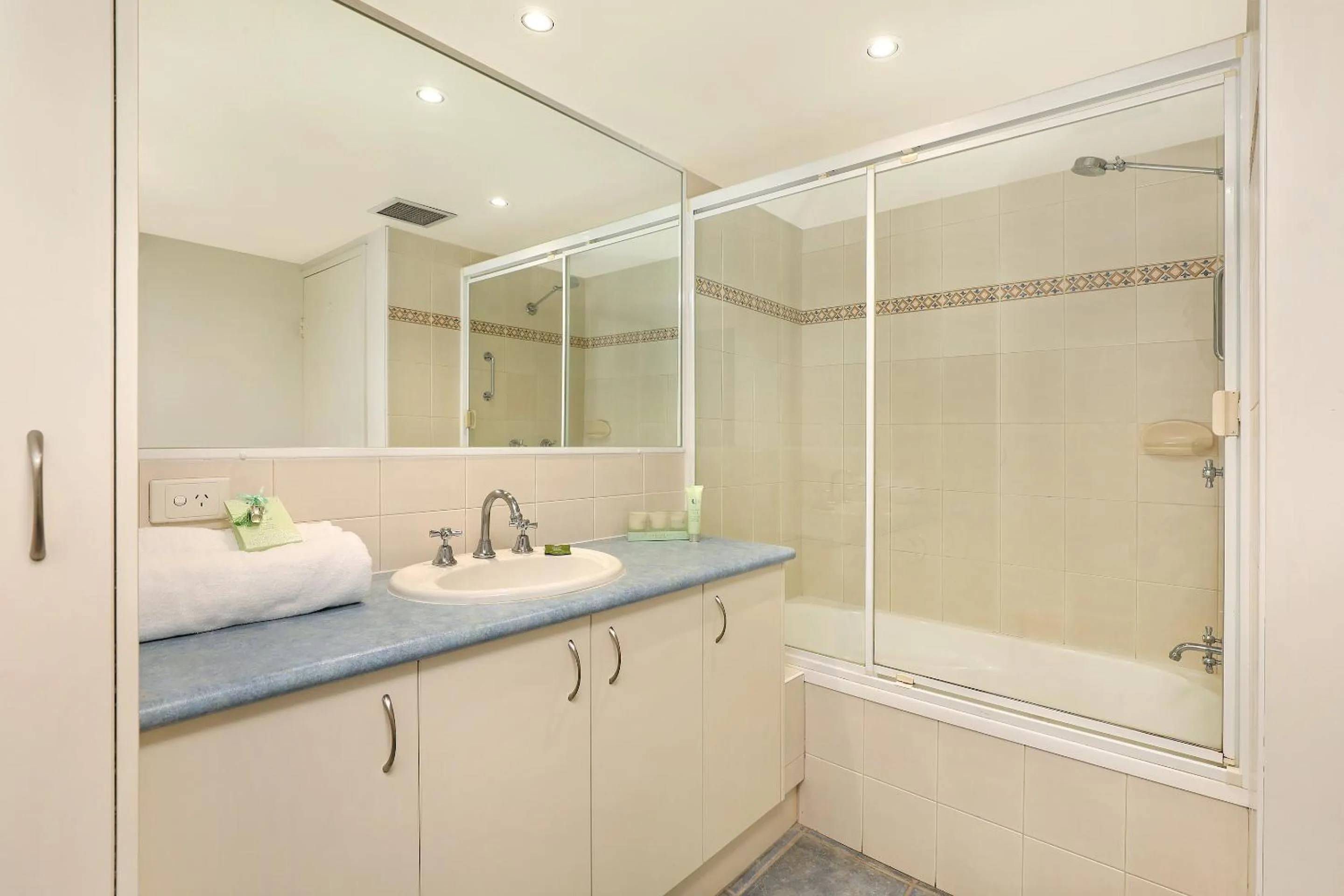 Shower in Elouera Tower