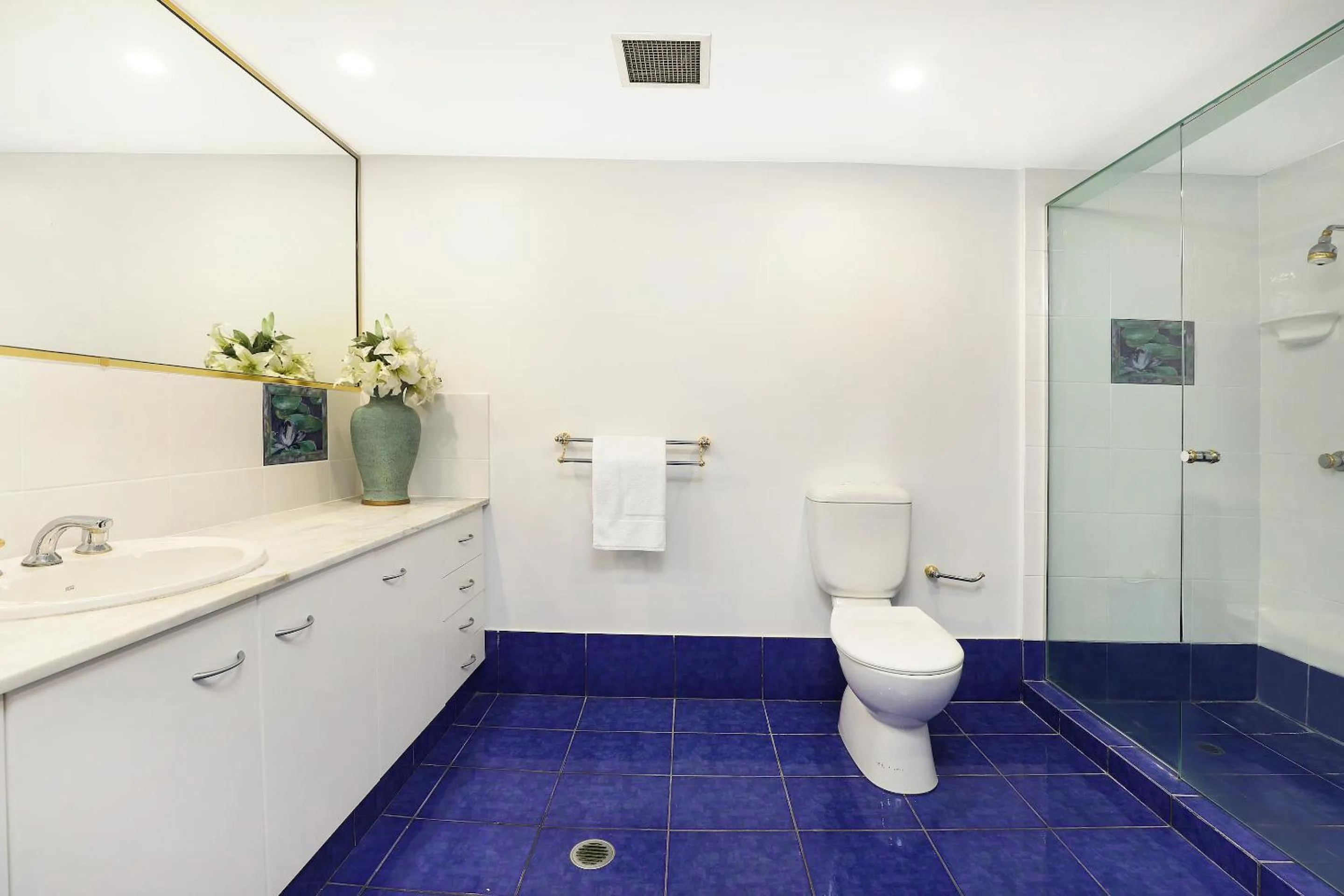 Shower in Elouera Tower