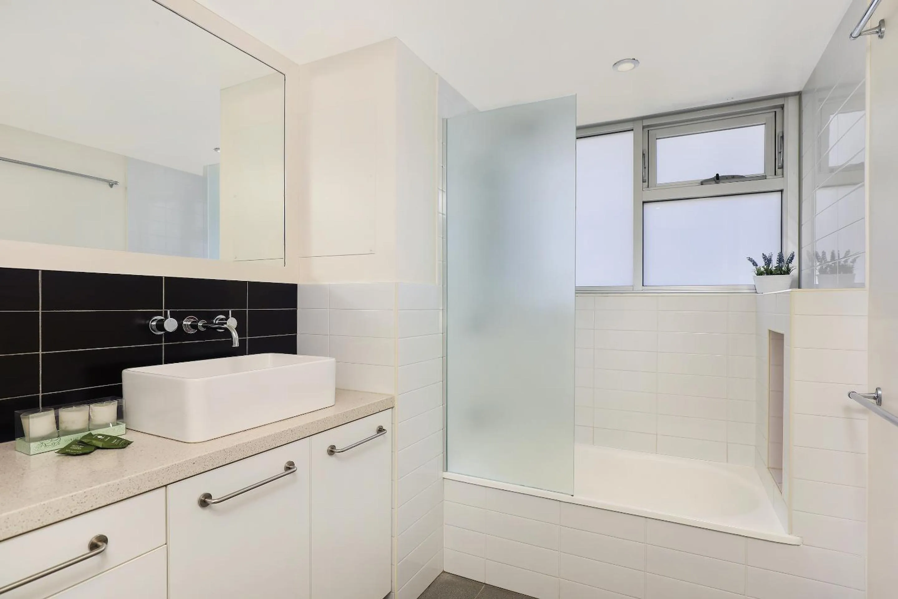 Shower in Elouera Tower