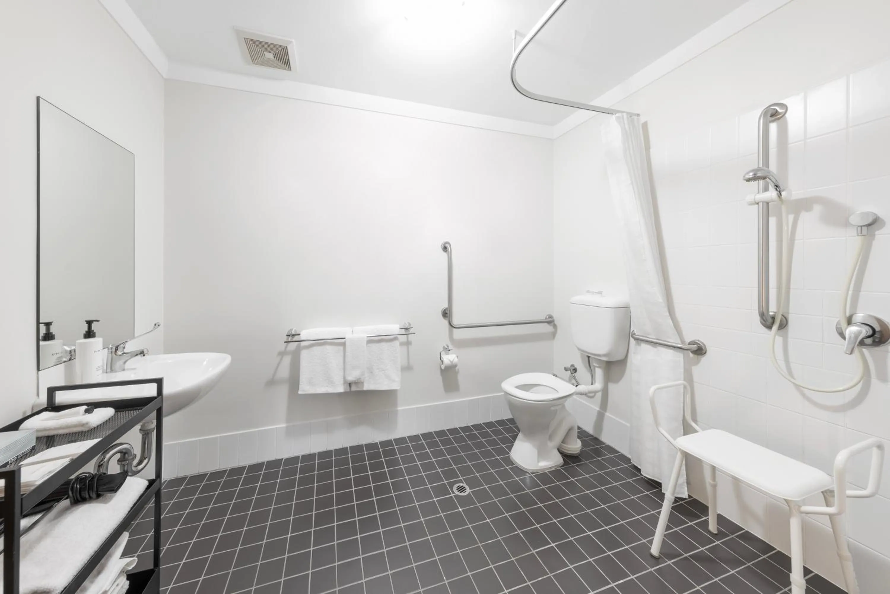 Shower in Quest on Rheola