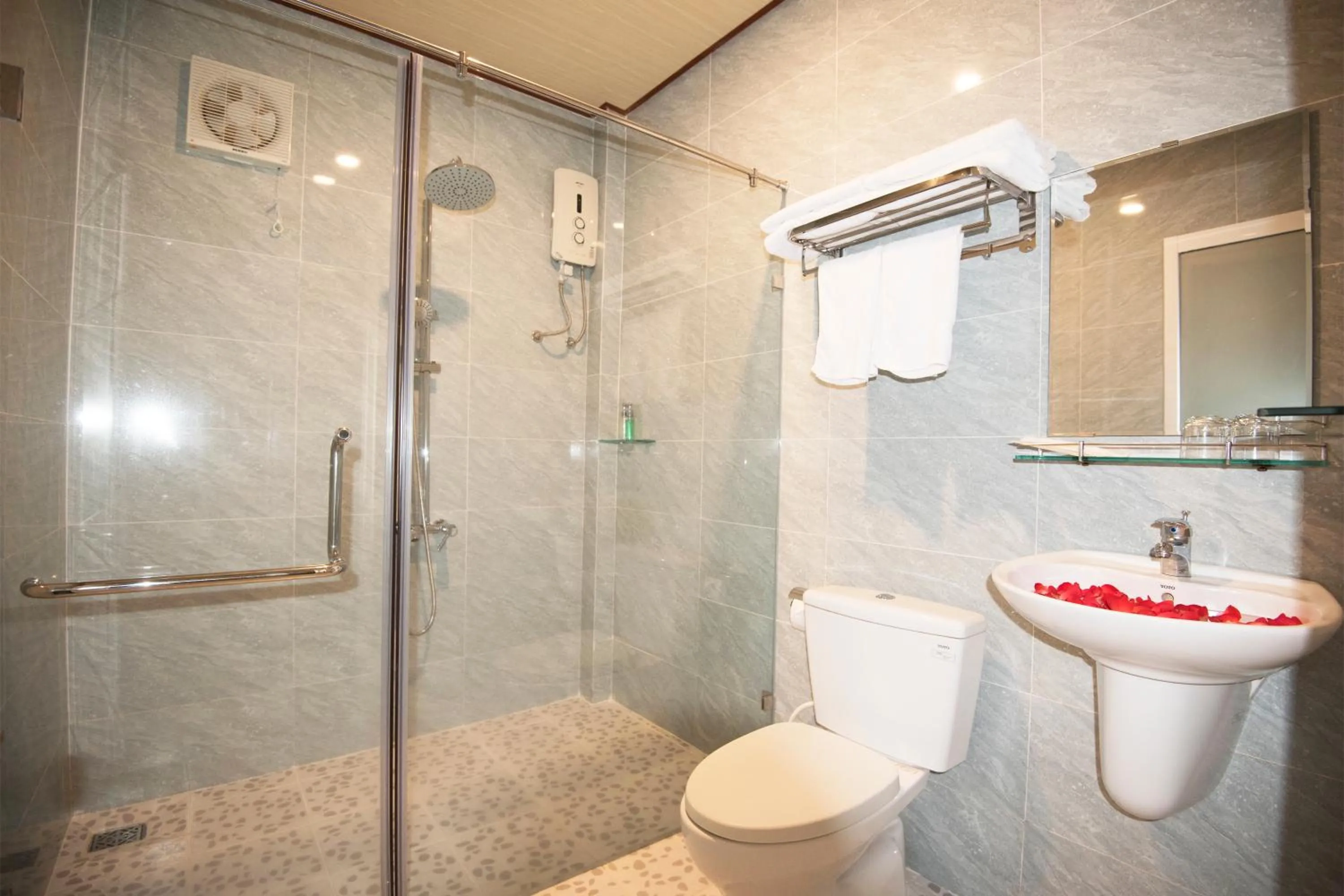 Shower in Sunlight Bungalow