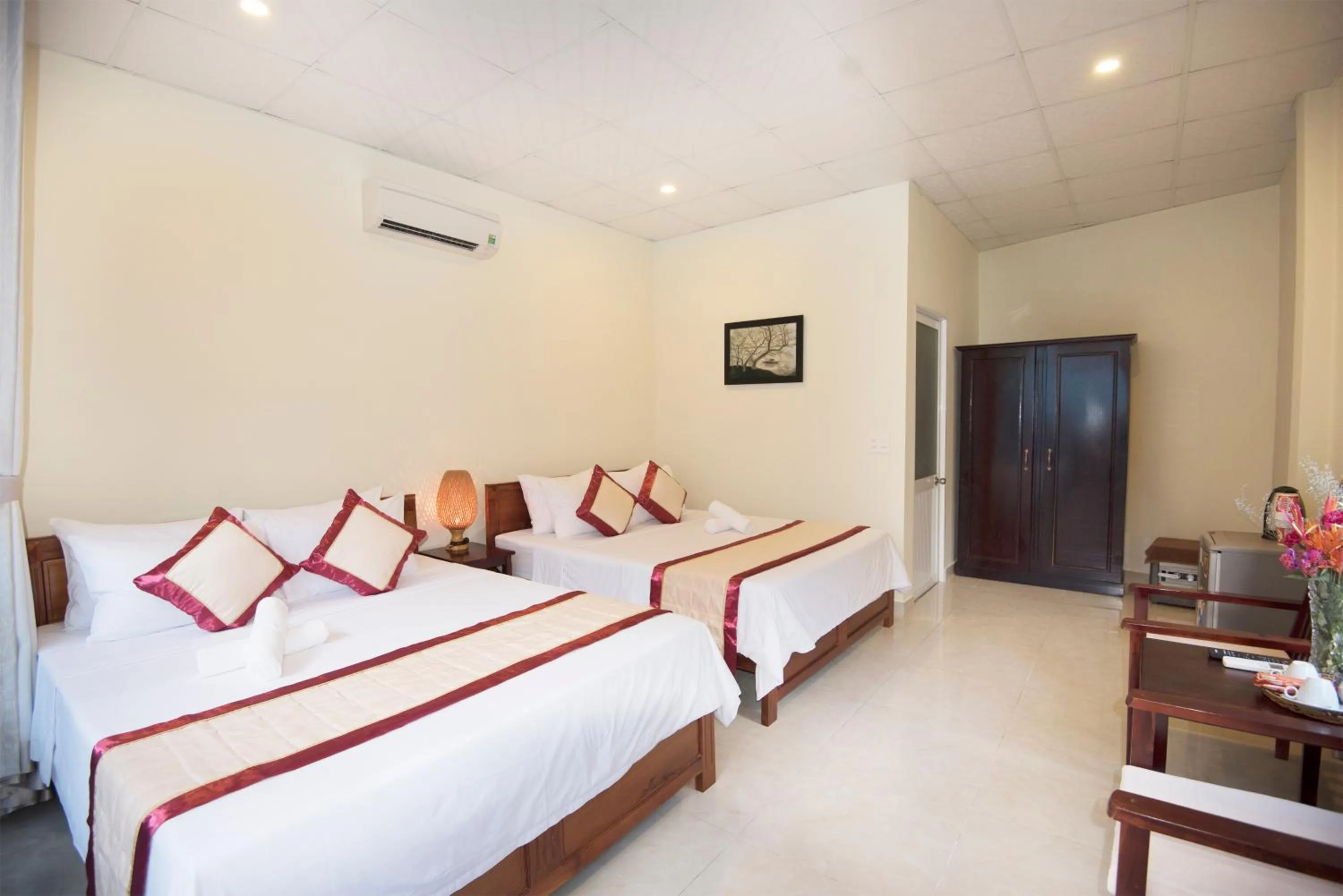 Photo of the whole room, Bed in Sunlight Bungalow