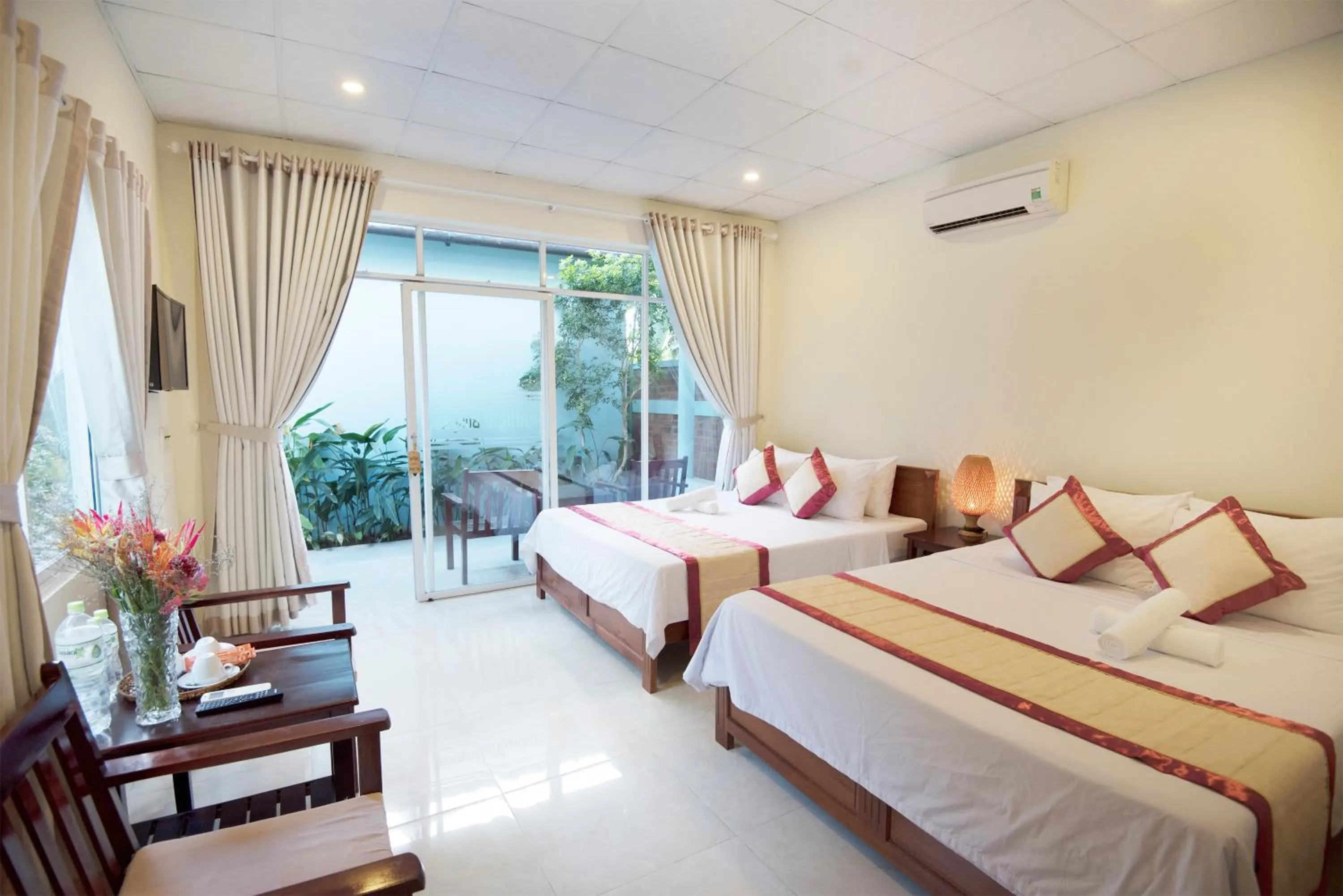 Photo of the whole room, Bed in Sunlight Bungalow