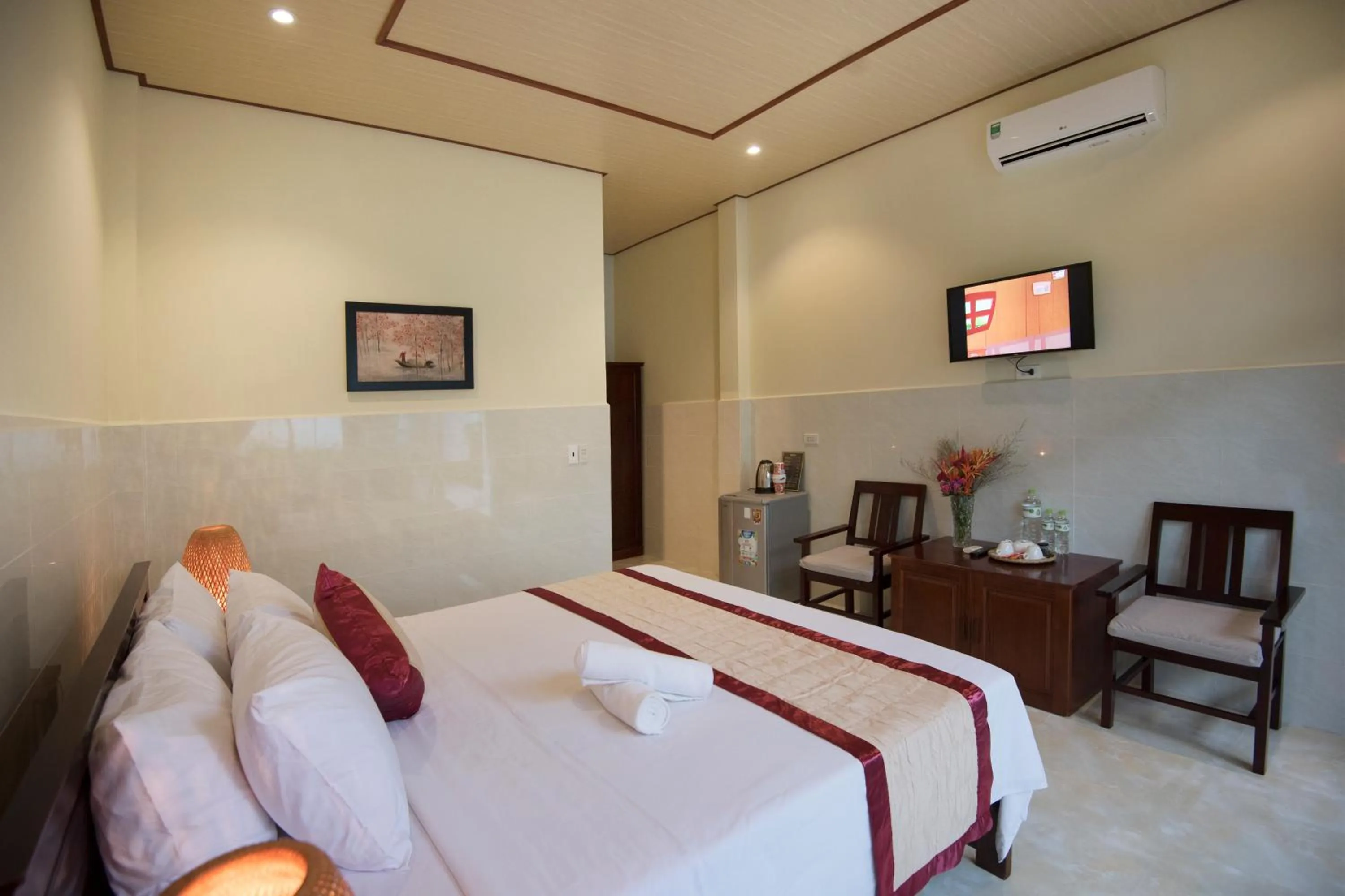 Bedroom, Bed in Sunlight Bungalow