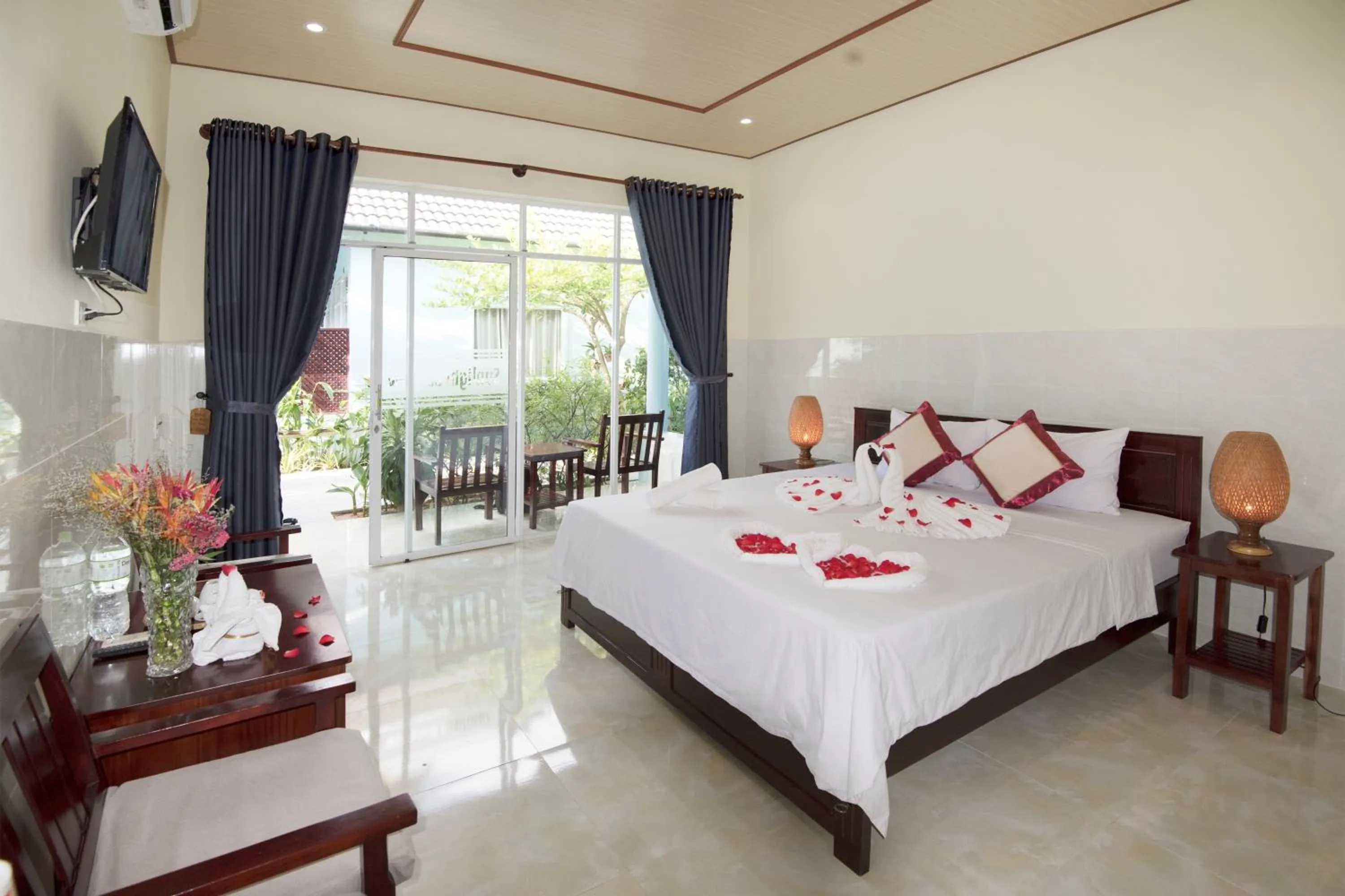 Photo of the whole room, Bed in Sunlight Bungalow