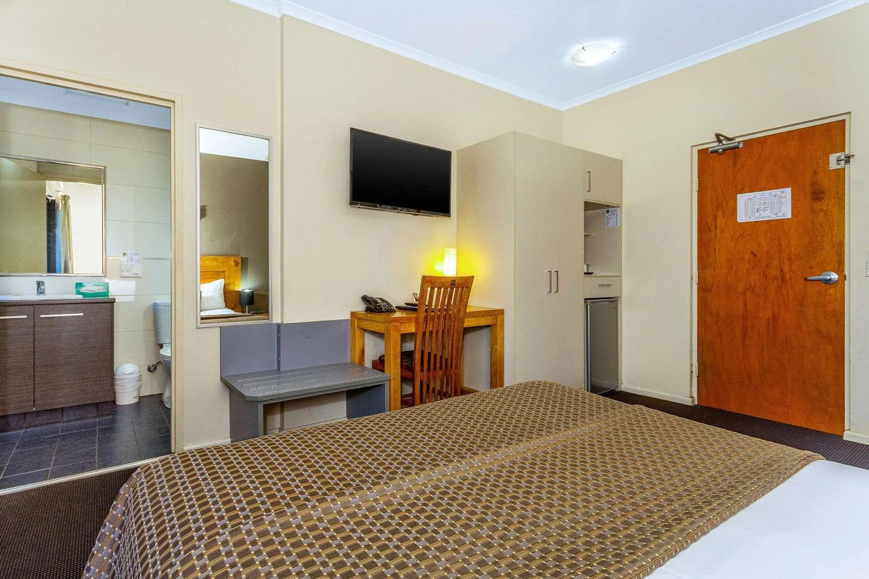 Photo of the whole room, Bed in Quality Hotel Darwin Airport